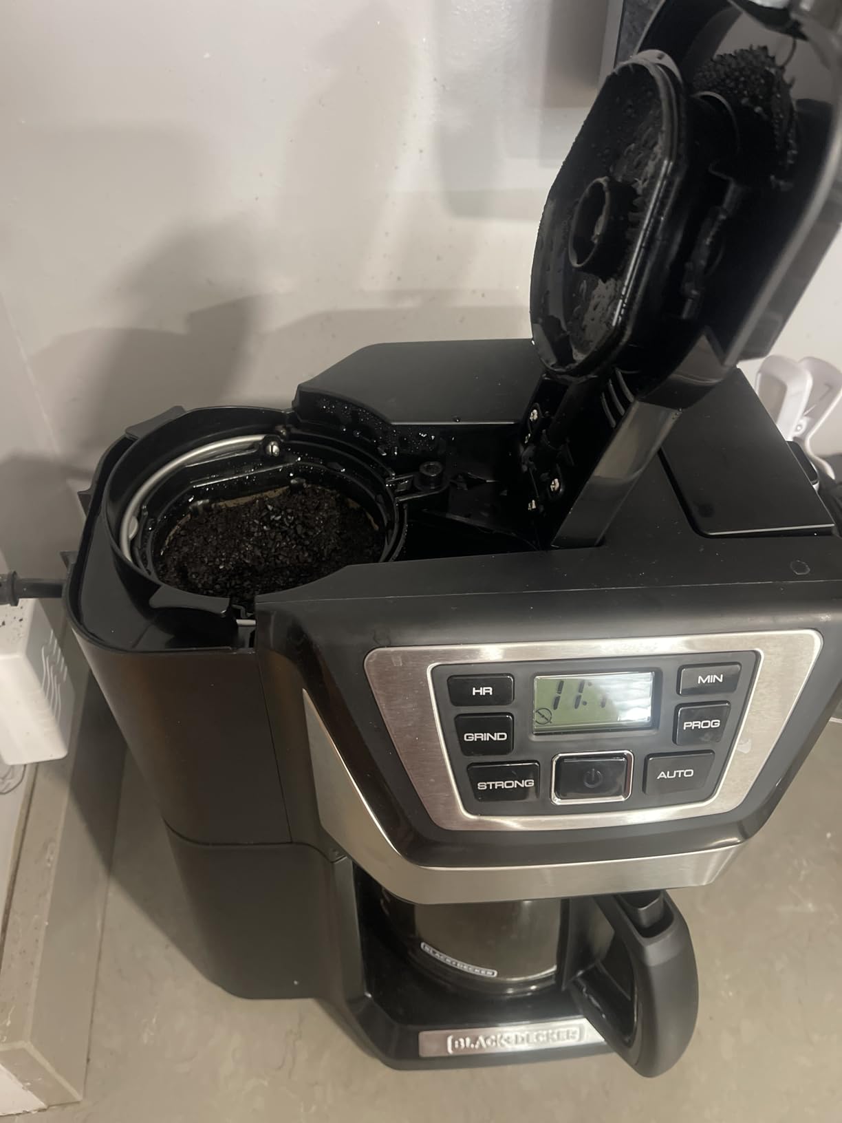 Black+Decker BLACK+DECKER 12-Cup Mill and Brew Coffeemaker, Black, CM5000B customer photo 1