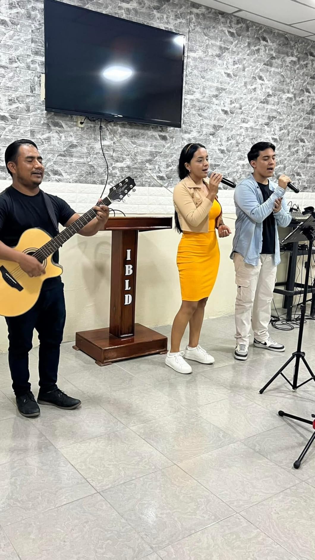 Shure BLX288/PG58 Wireless Microphone System - 14-Hour Battery Life, 300 ft Range, UHF | Includes (2) PG58 Handheld Vocal Mics, Dual Channel Receiver | H10 Band (BLX288/PG58-H10) customer photo 2