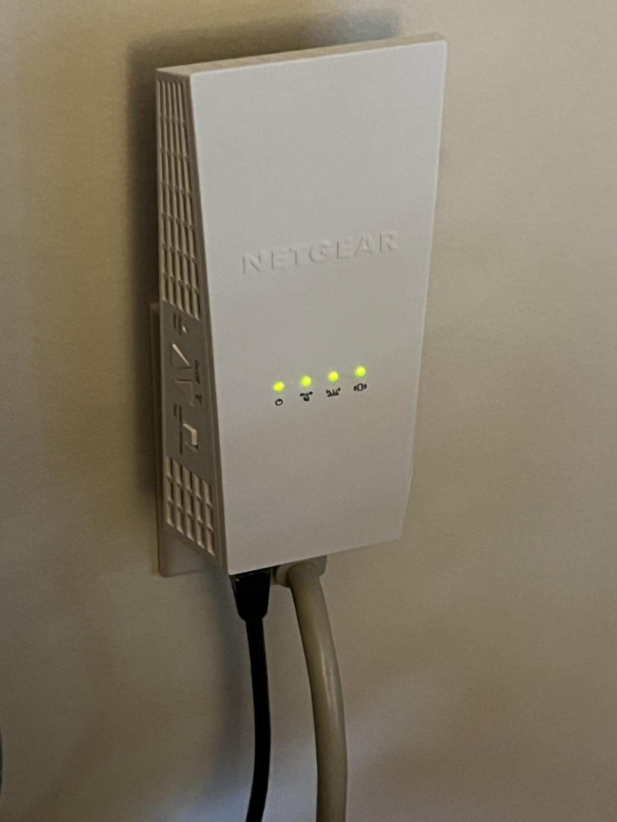 NETGEAR WiFi Mesh Range Extender (EX6400) - Add up to 2,100 sq. ft., 35 Devices - AC1900 Dual Band Wireless Signal Booster & Repeater (up to 1.9 Gbps Speed), Smart Roaming customer photo 2