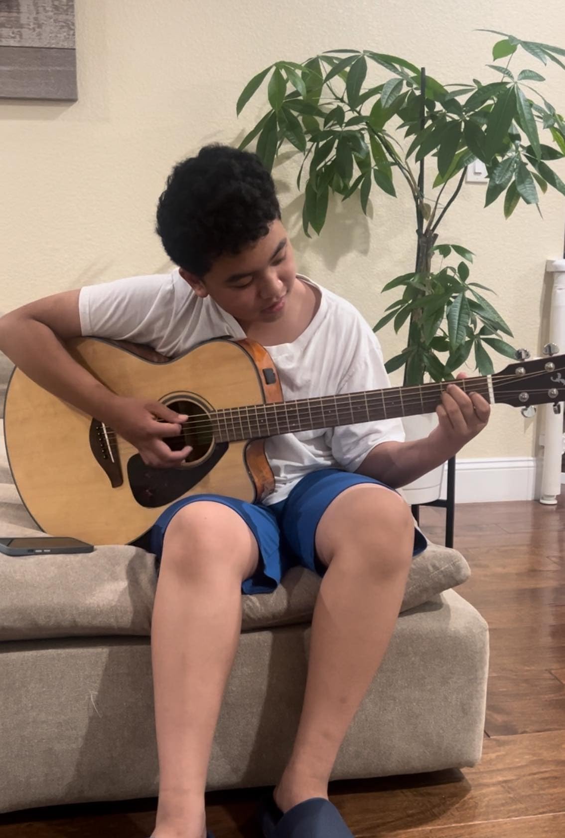 Yamaha FSX800C Small Body Solid Top Cutaway Acoustic-Electric Guitar, Natural customer photo 1