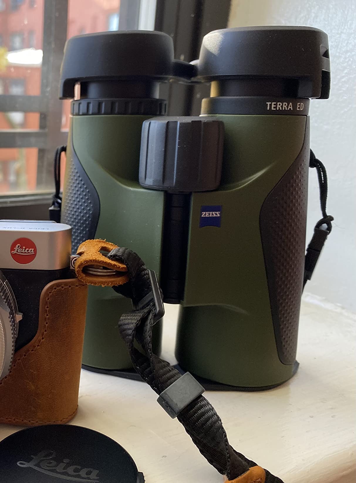 ZEISS Terra ED Binoculars 10x42 Compact, Waterproof and Fast Focusing, Grey | Coated Glass for Optimal Clarity in all Weather Conditions customer photo 1