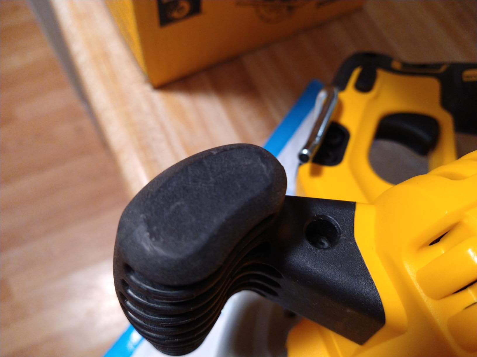 DEWALT 20V MAX Circular Saw Cordless with Brake, 7-1/4 Inch, Tool Only (DCS570B) customer photo 2