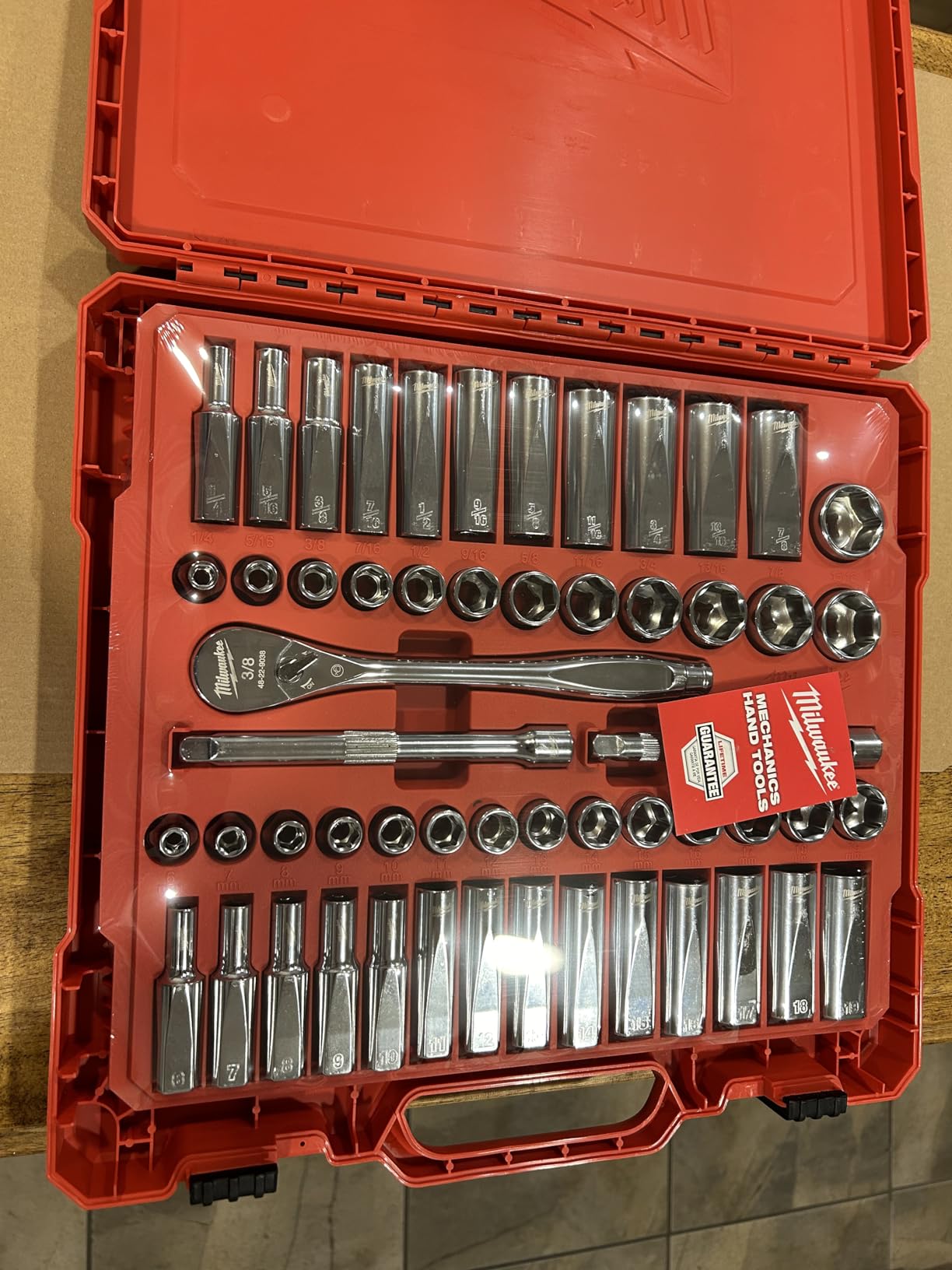 Milwaukee MLW48-22-9008 Ratchet & Socket Set 3/8