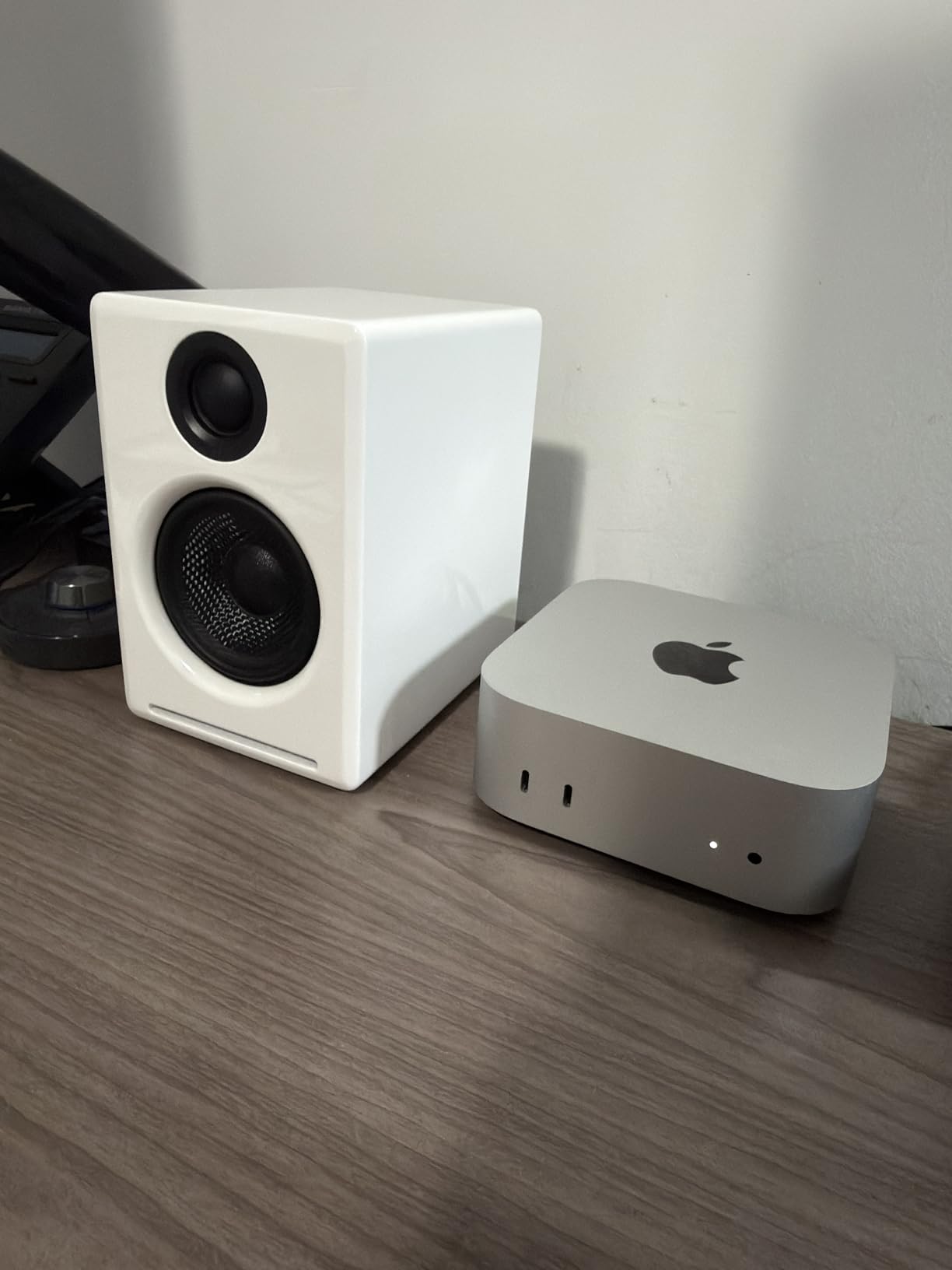 Audioengine A2+ Wireless Computer Speakers - Bluetooth Desktop Speakers with 24-Bit DAC for PC, Mac, Gaming and Music - White customer photo 1
