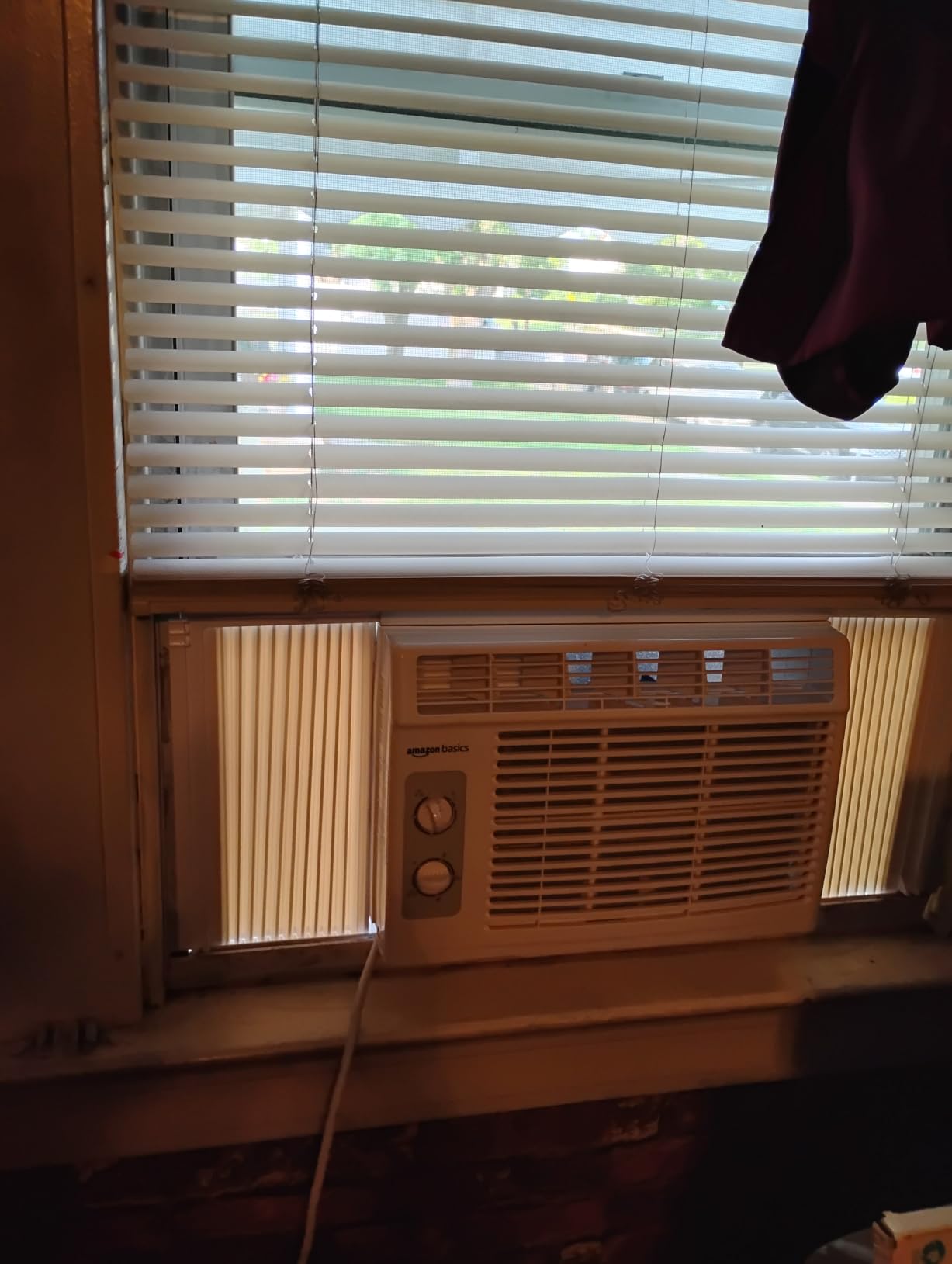 Amazon Basics 5000-BTU Window Air Conditioner with Quiet Operation, Up to 150 Sqf, Cool and Fan Functions, Washable Filter, Adjustable Window Kit, Intuitive Mechanical Controls, for Small Room, White customer photo 1