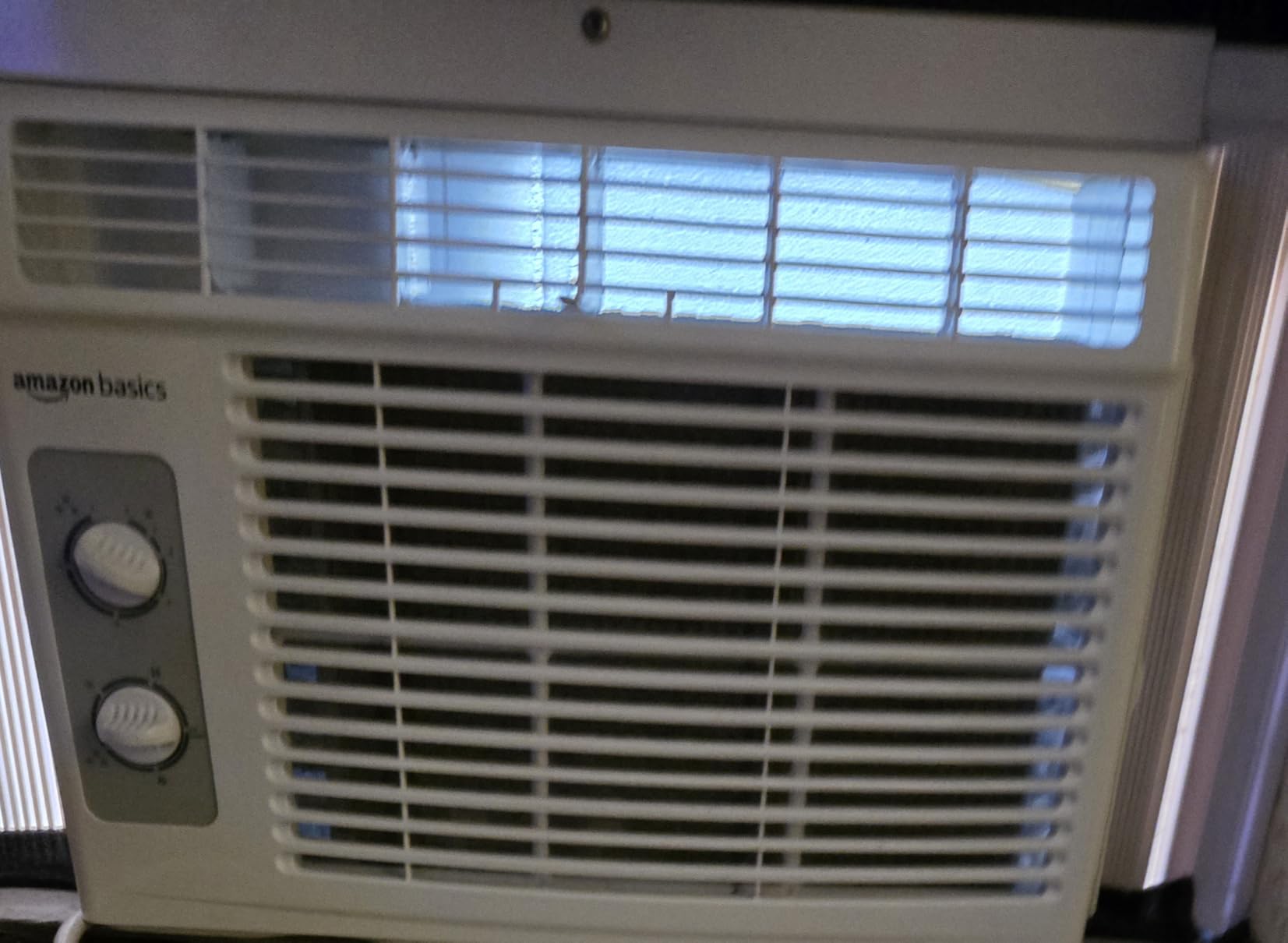 Amazon Basics 5000-BTU Window Air Conditioner with Quiet Operation, Up to 150 Sqf, Cool and Fan Functions, Washable Filter, Adjustable Window Kit, Intuitive Mechanical Controls, for Small Room, White customer photo 2