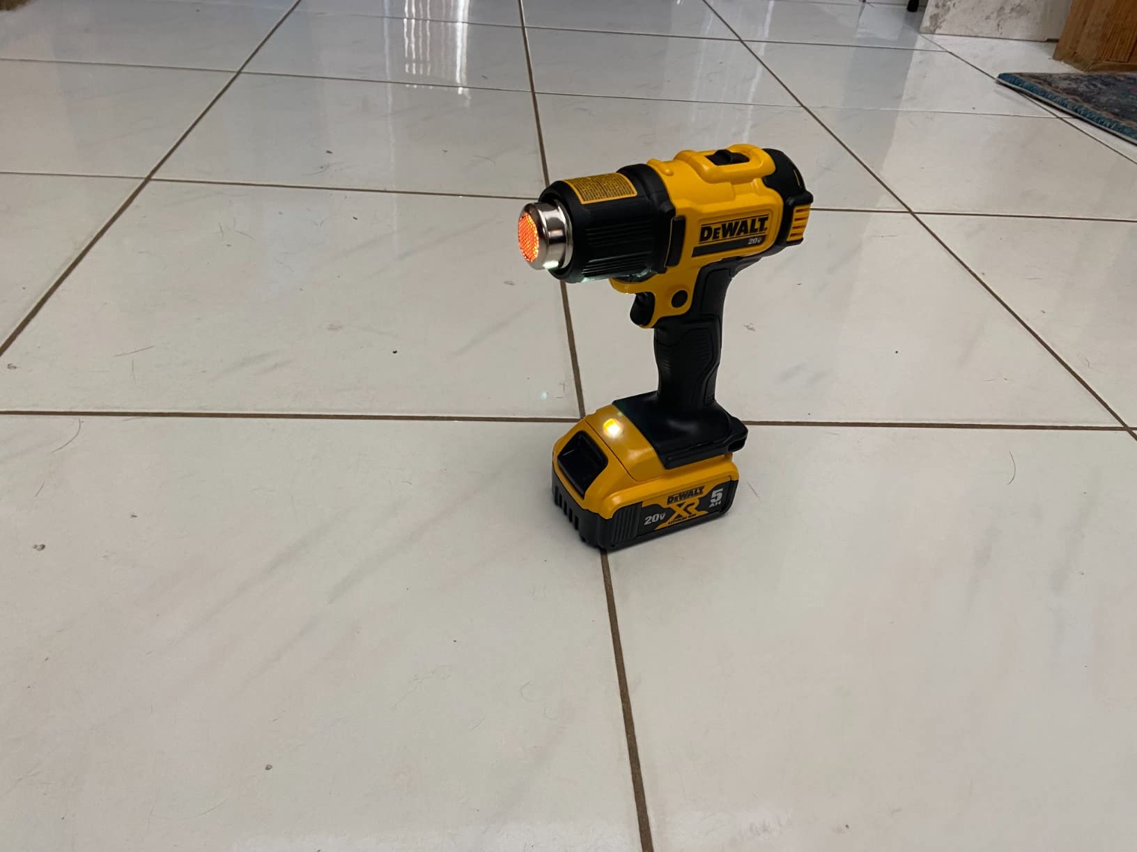 DEWALT 20V MAX Heat Gun Kit, Cordless, Up to 990 Degrees, 42 Minutes of Run Time, LED Light, Battery and Charger Included (DCE530P1) customer photo 1