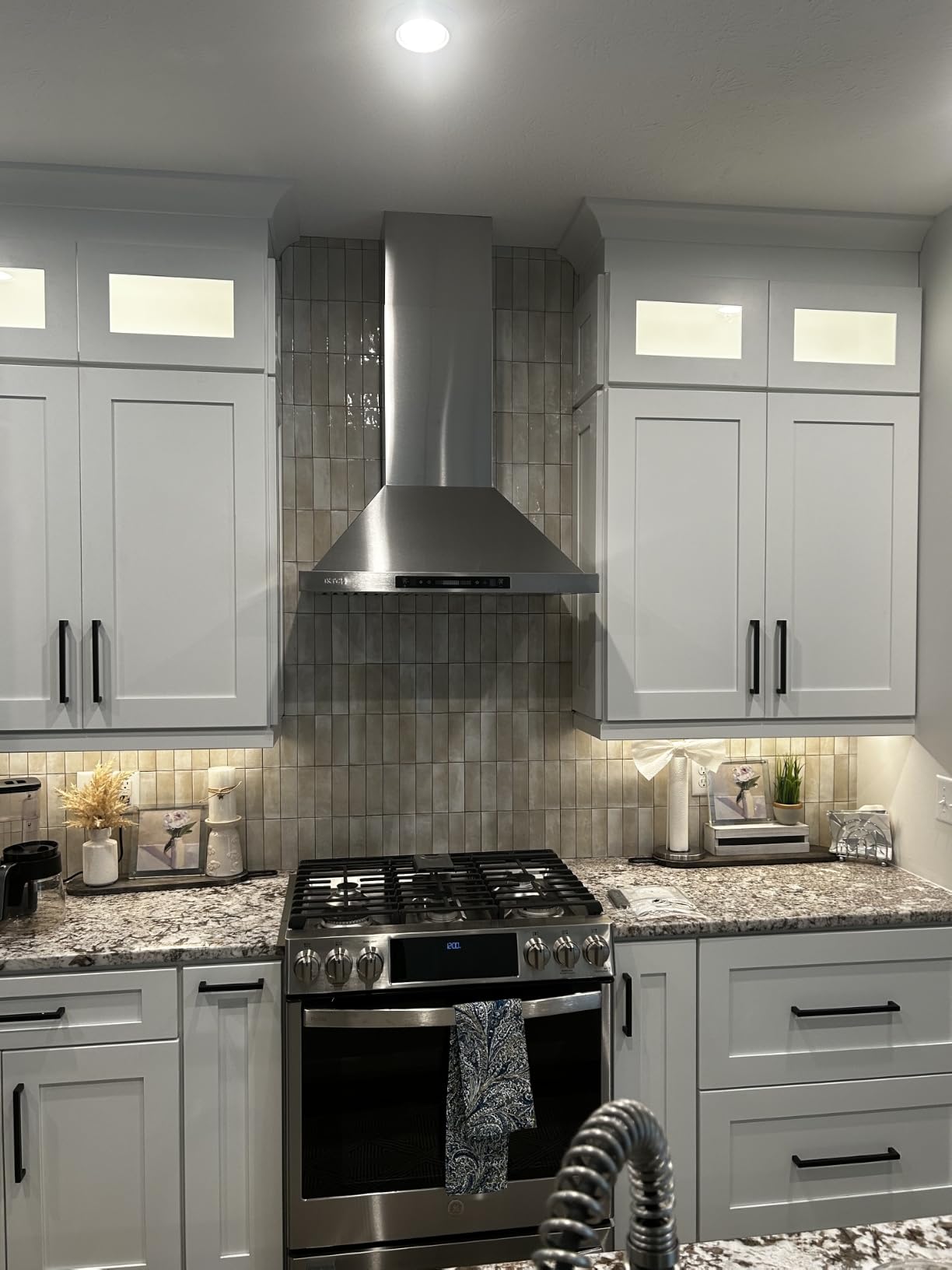 36-inch Wall Mount Range Hood 900 CFM Ducted/Ductless Convertible, Kitchen Chimney Vent Stainless Steel with Gesture Sensing & Touch Control Switch Panel, 2 Pcs Adjustable Lights customer photo 1