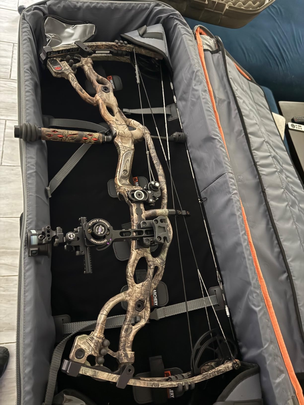 LEGEND Everest Hybrid Roller Lockable Compound Bow Case - Metal Structure, Foam Padding, Tricot Lining, Fastening Straps, Cam Protector, Front Pockets, Removable Wheels - Airline-Endorsed Archery Case customer photo 1