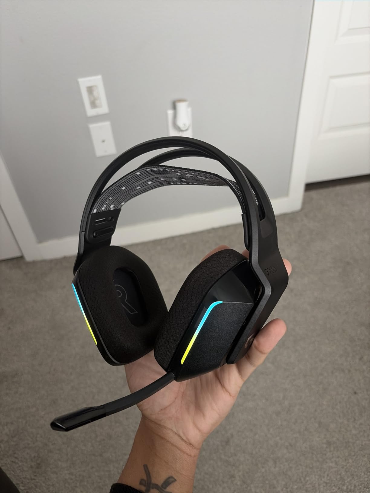 Logitech G733 Lightspeed Wireless Gaming Headset, Suspension Headband, Lightsync RGB, Blue VO!CE Mic, PRO-G Audio - Black, Gaming Headset Wireless, PC, PS5, PS4, Switch Compatible customer photo 1