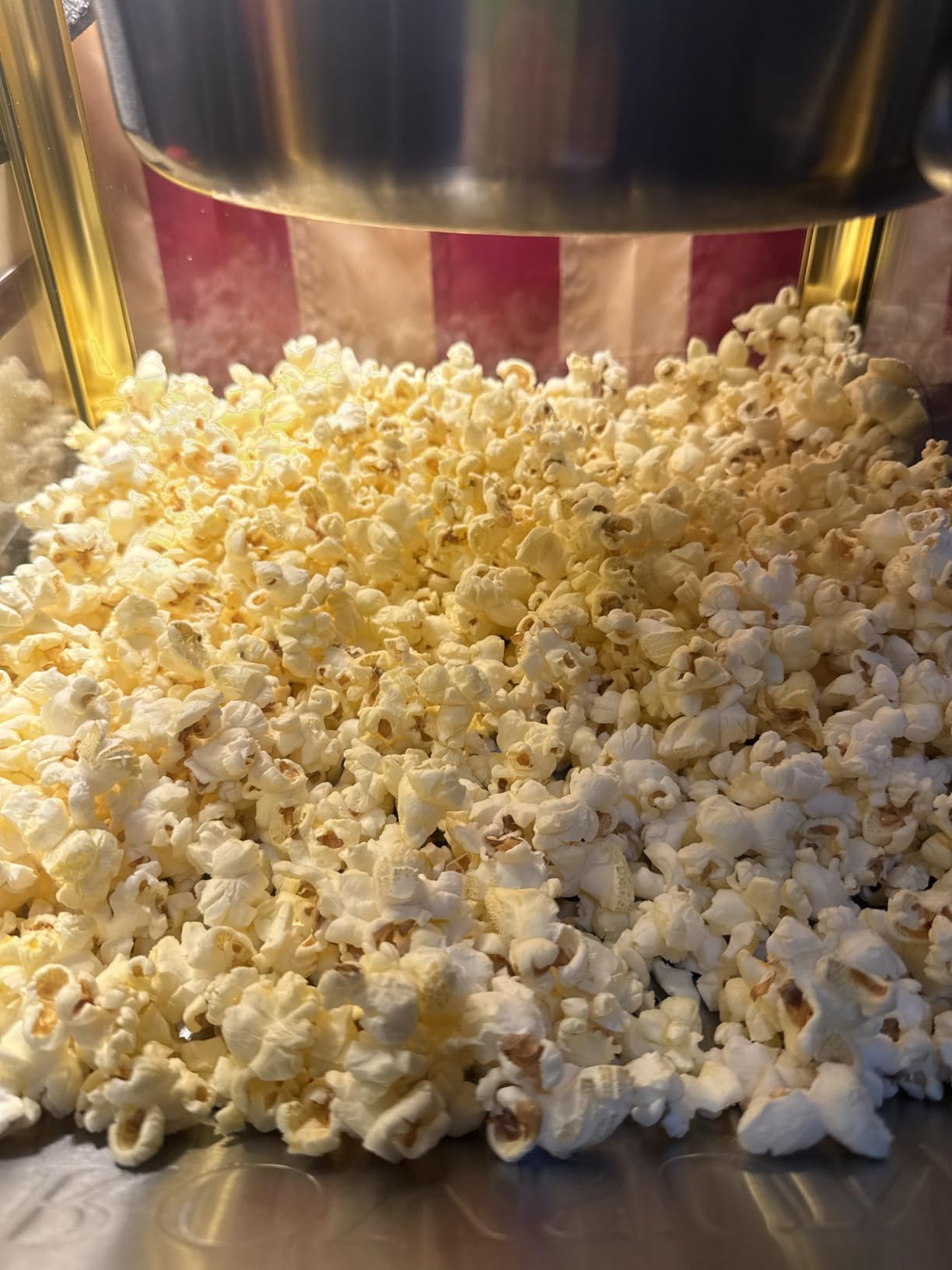 ROVSUN Popcorn Machine with 8 Ounce Kettle Makes Up to 32 Cups, Commercial Popcorn Machine Countertop Popcorn Maker w/Stainless Steel Scoop, Oil Spoon & 3 Popcorn Cups for Home Movie Theater, ETL, Red customer photo 1