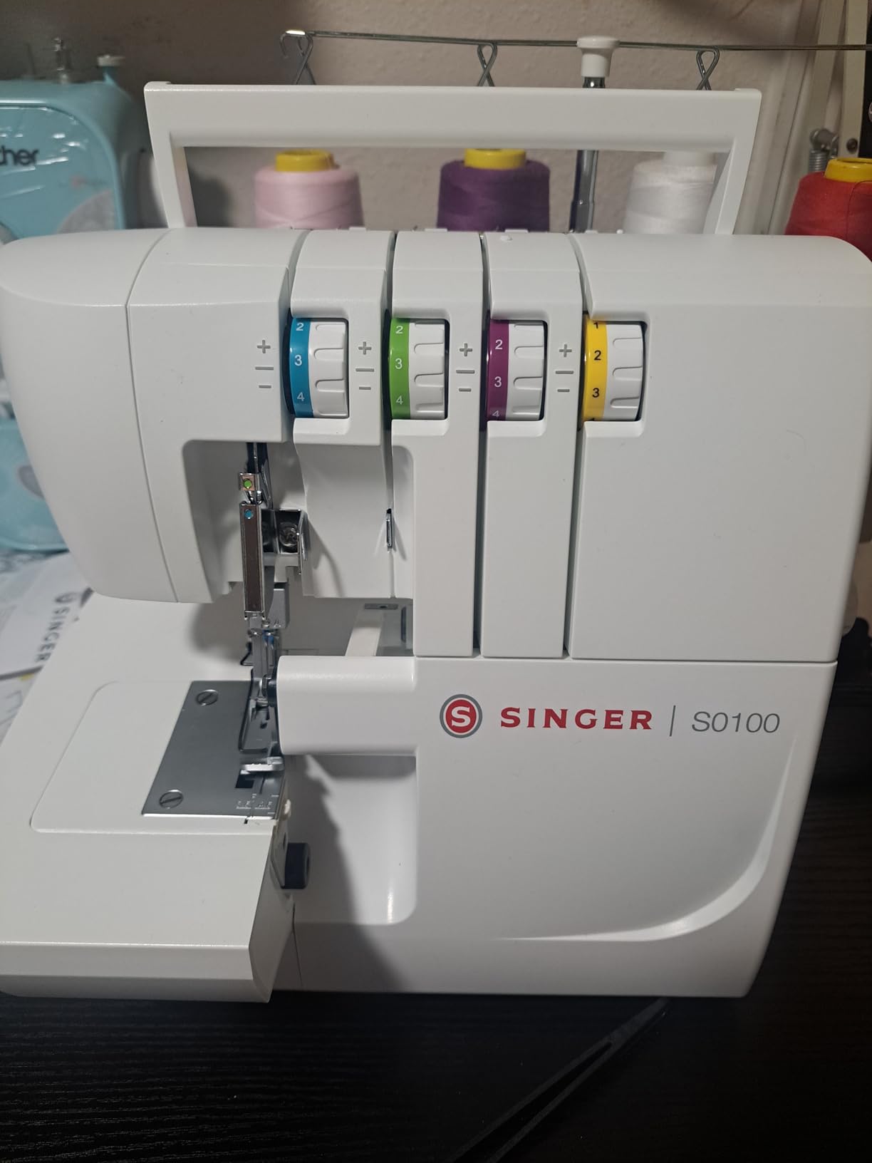 SINGER S0100 High Speed Serger Overlock Machine, 2-3-4 Thread Capability, 6 Built-in Stitches, Color Coded Threading, Metal Frame, 1300 Stitches/Min, Differential Feed customer photo 1