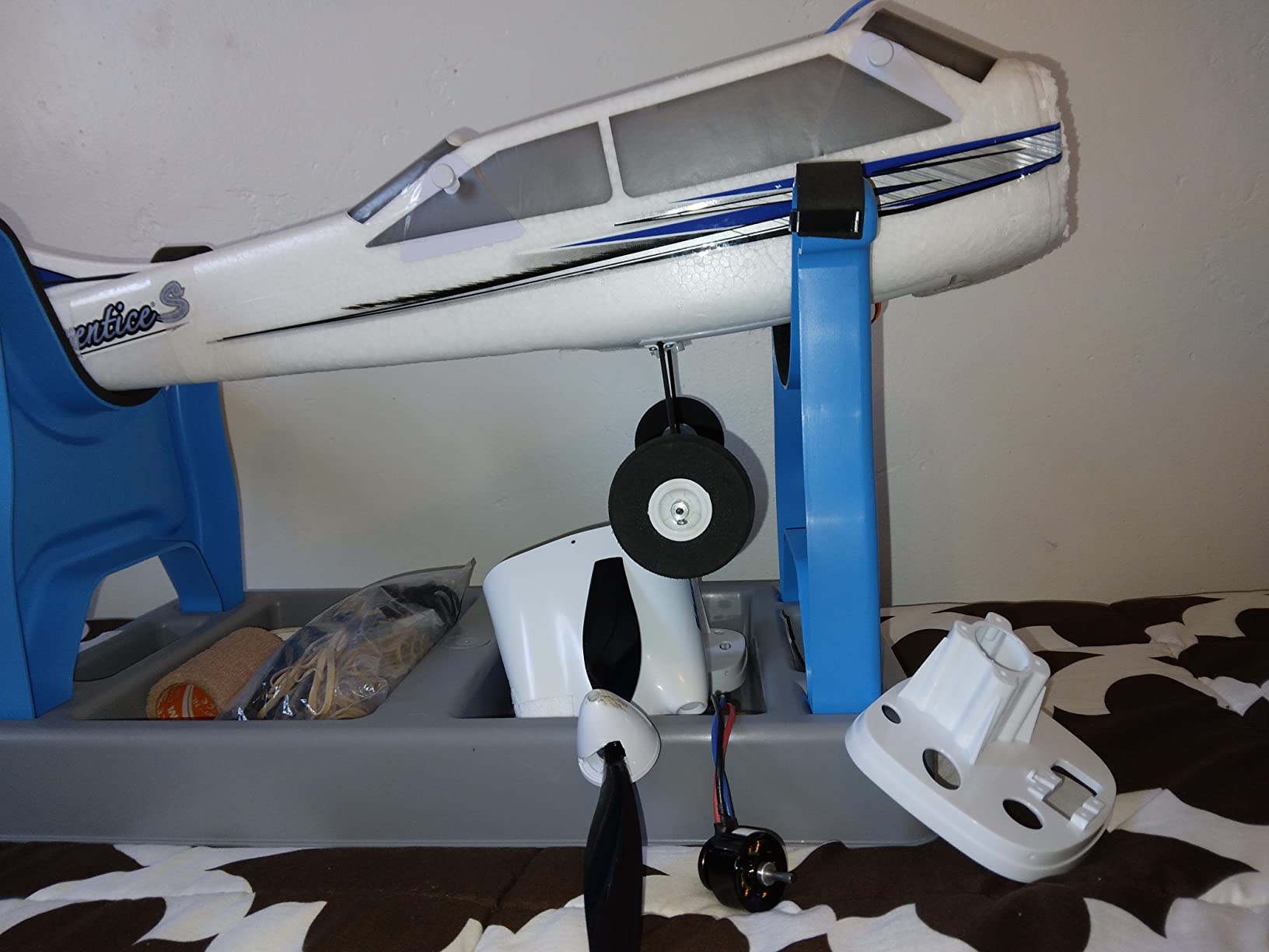 HobbyZone RC Airplane Apprentice S 2 1.2m RTF(Includes Controller, Transmitter, Battery and Charger) with Safe, HBZ31000, White customer photo 1
