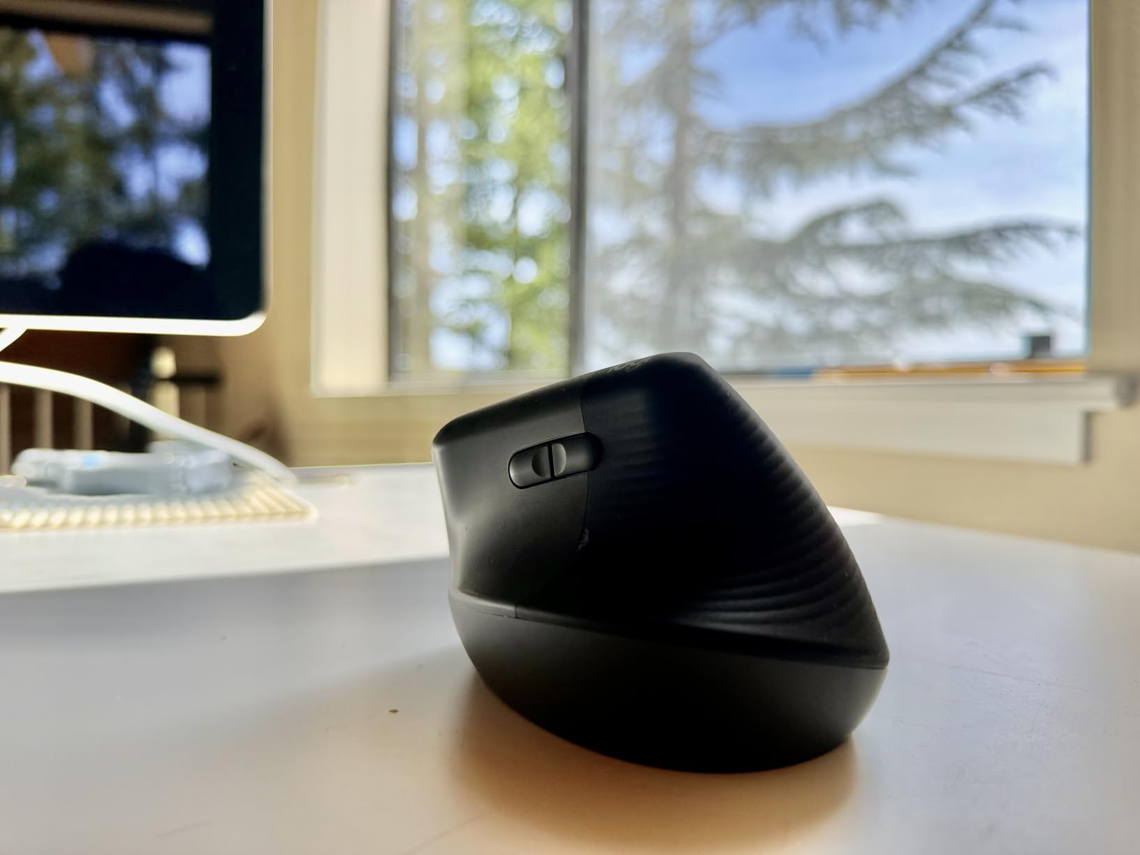 Logitech Lift Vertical Ergonomic Wireless Mouse - Graphite customer photo 1