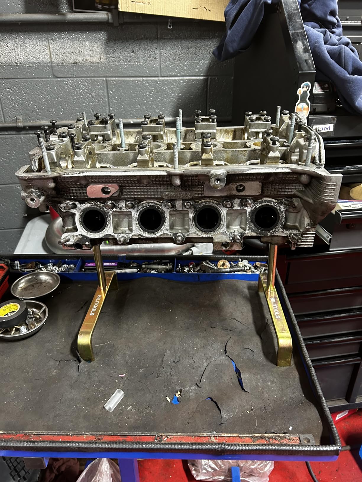 BILITOOLS Cylinder Head Stand Holder Tool, Universal Engine Work Stand | Cylinder Head Stand, Stable Bench Support, Valve Work, Porting, Cleaning, Inspection, Engine Rebuilding, Workshop Repair customer photo 1