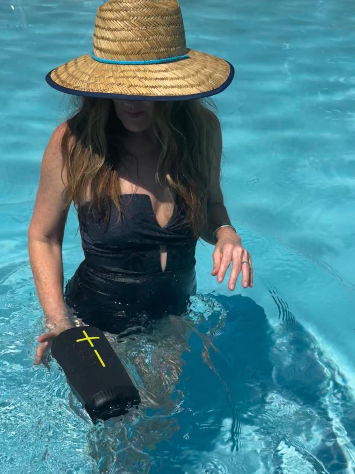Ultimate Ears EVERBOOM Wireless Bluetooth Portable Speaker, Big Bass and Immersive 360-Degree Sound, Floatable Waterproof Speaker IP67, up to 20-Hour Battery and 180 ft (55 m) Range - Cobalt Blue customer photo 1