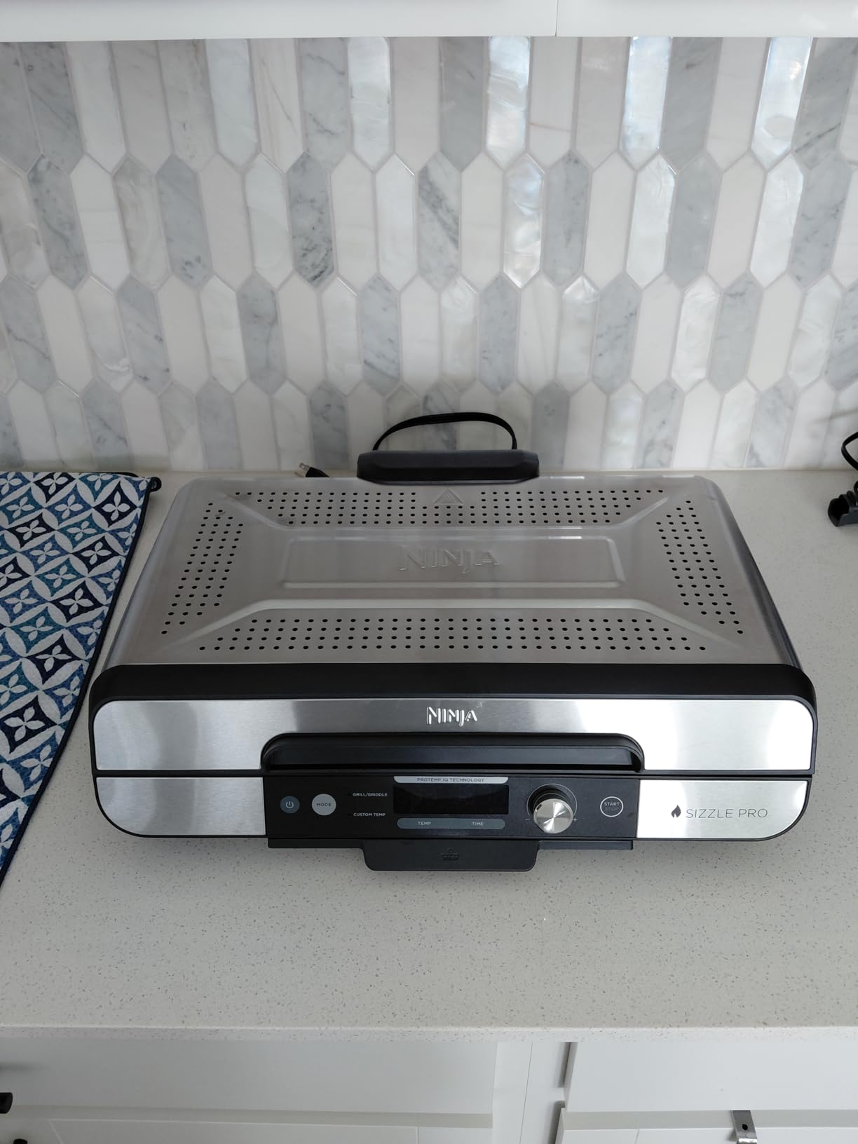 Ninja Griddle and Indoor Grill, 14'', Electric Grill, For Steak, Burgers, Salmon, Veggies, and More, Pancake Griddle, Nonstick, Dishwasher Safe, 500F, Even Cooking, Silver, GR101 customer photo 2