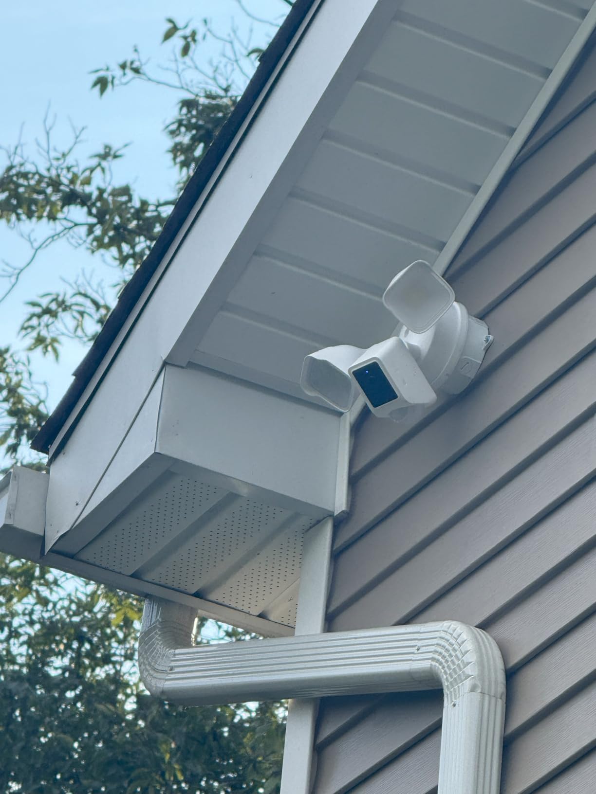 WYZE Floodlight Camera v2, Security Camera Outdoor, 2K HD with Color Night Vision, 2800-Lumen LEDs, 160 Wide View, 105dB Siren, Works with Alexa & Google Assistant, Wired, Free Expert Support customer photo 1