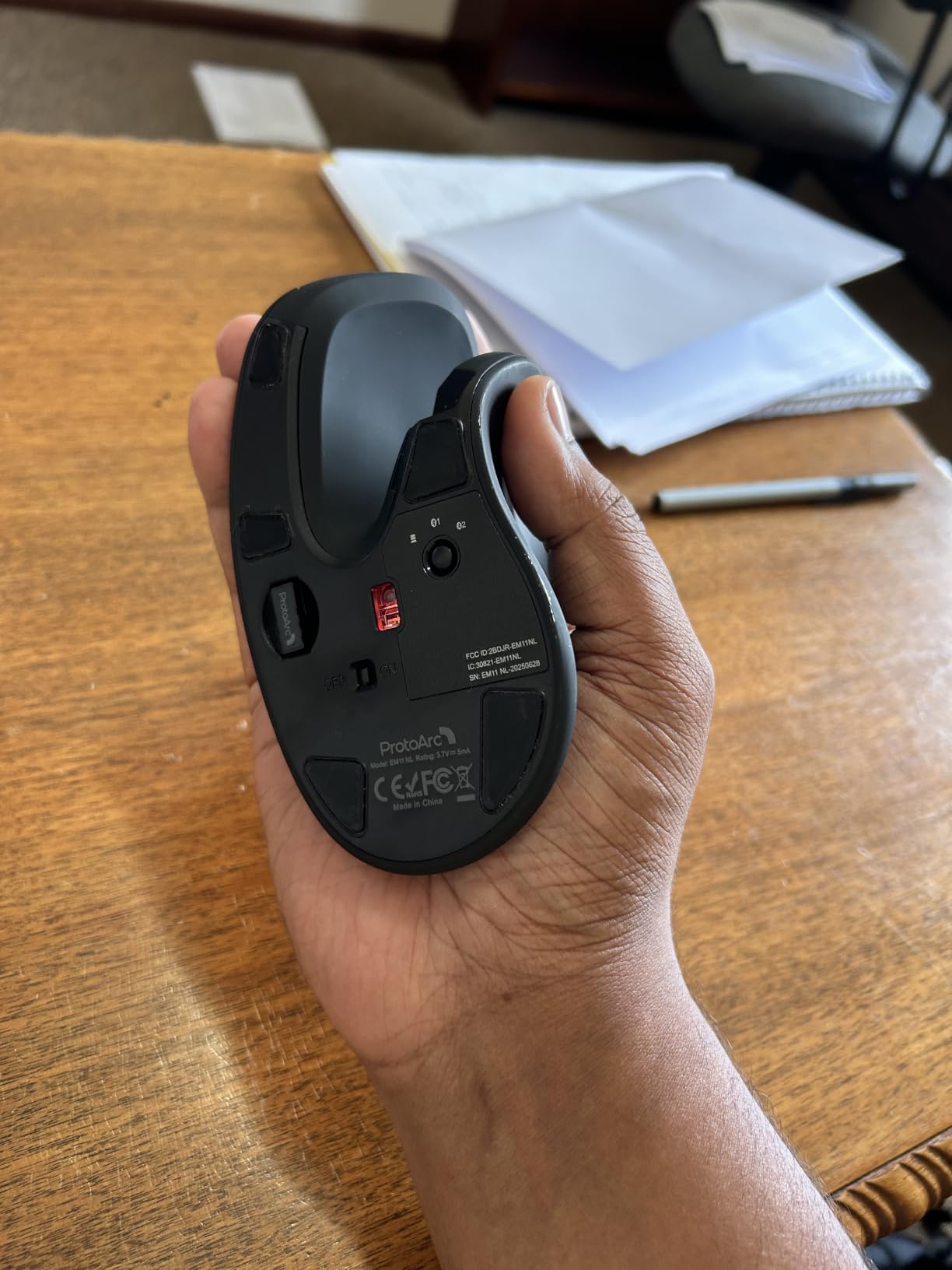 ProtoArc EM11 NL Wireless Ergonomic Vertical Mouse customer photo 1