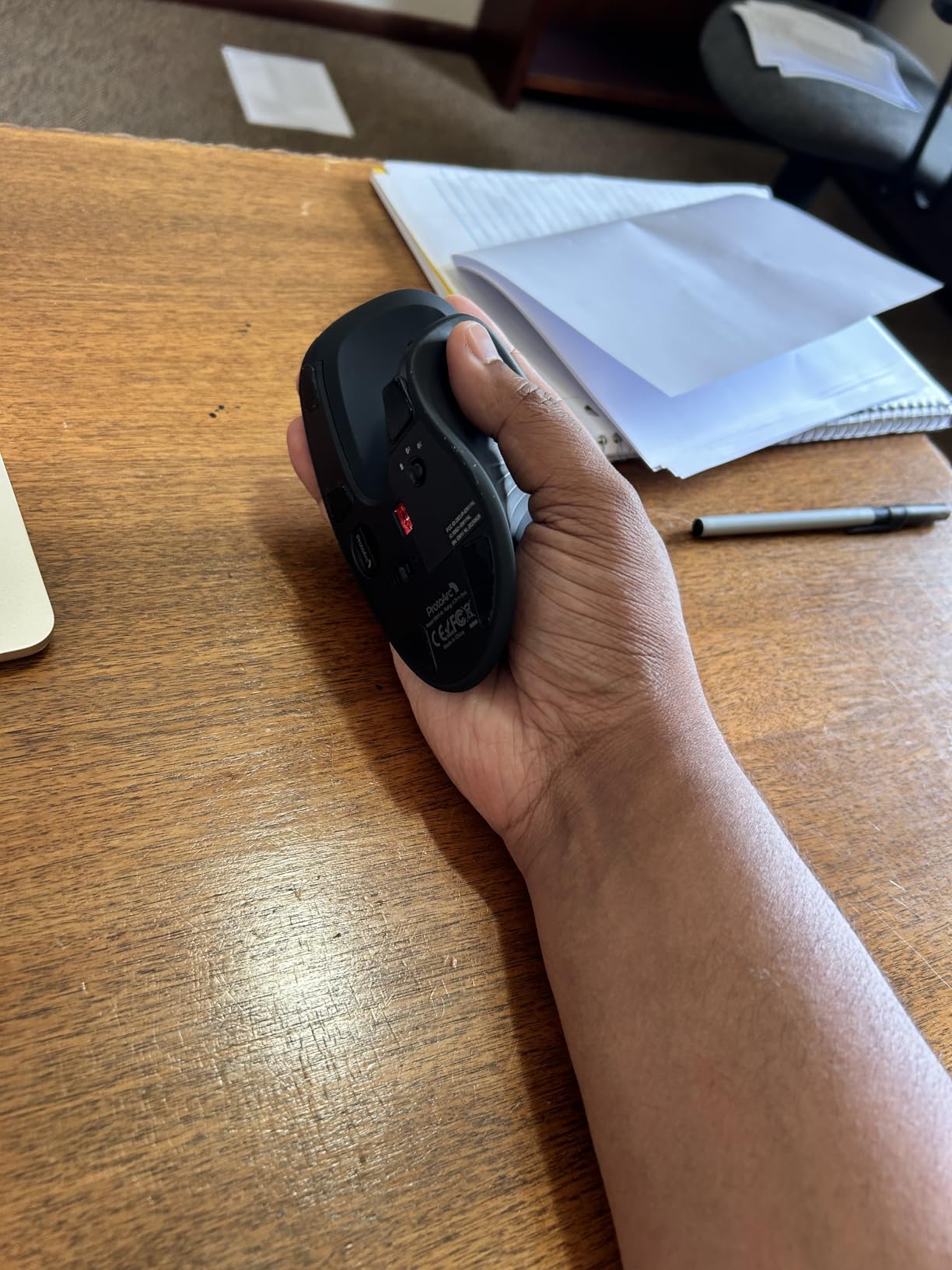 ProtoArc EM11 NL Wireless Ergonomic Vertical Mouse customer photo 2