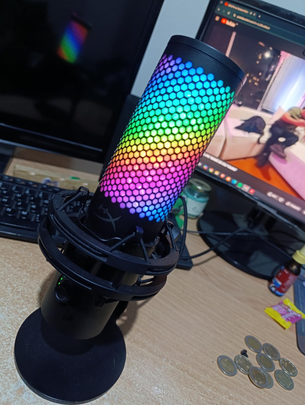 HyperX QuadCast 2 S - USB Microphone, with RGB Lighting, Streaming and Podcasting, with On-Board Controls, LED Lighting, Removable Shock Mount, PC, Mac, USB-C - Black customer photo 1