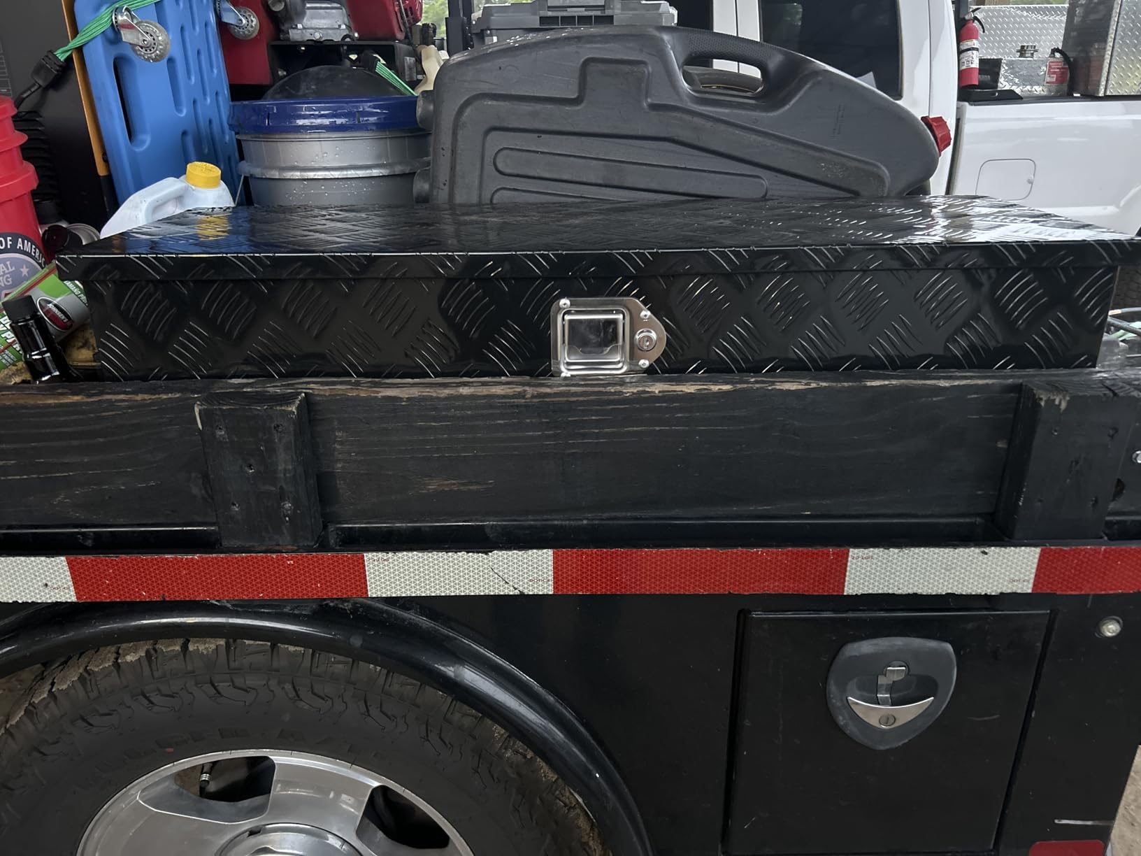 Nilight 30 Inch Truck Tool Box Heavy Duty Aluminum Diamond Plate Truck Bed Toolboxes 30''X13''X9.6'' Waterproof Pick-Up Storage Tool Boxes for Bed of Truck RV Trailer with Side Handle Lock Keys, Black customer photo 1