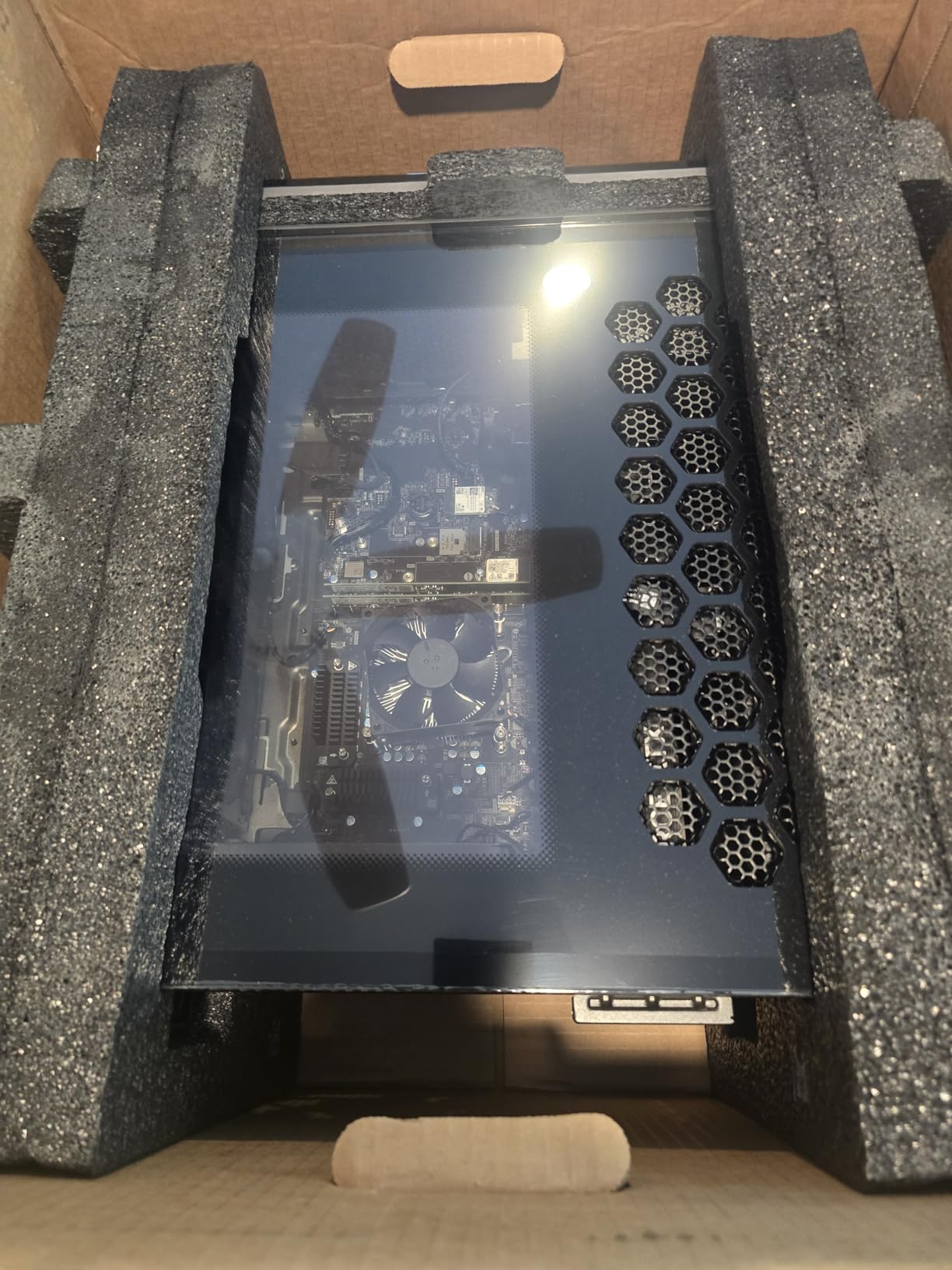 Alienware Aurora Gaming Desktop ACT1250 - Intel Core Ultra 7 265F, 32GB DDR5 RAM, 1TB SSD, NVIDIA GeForce RTX 5070, 1000W Platinum Rated PSU, Windows 11 Home, Clear Panel - Black customer photo 2