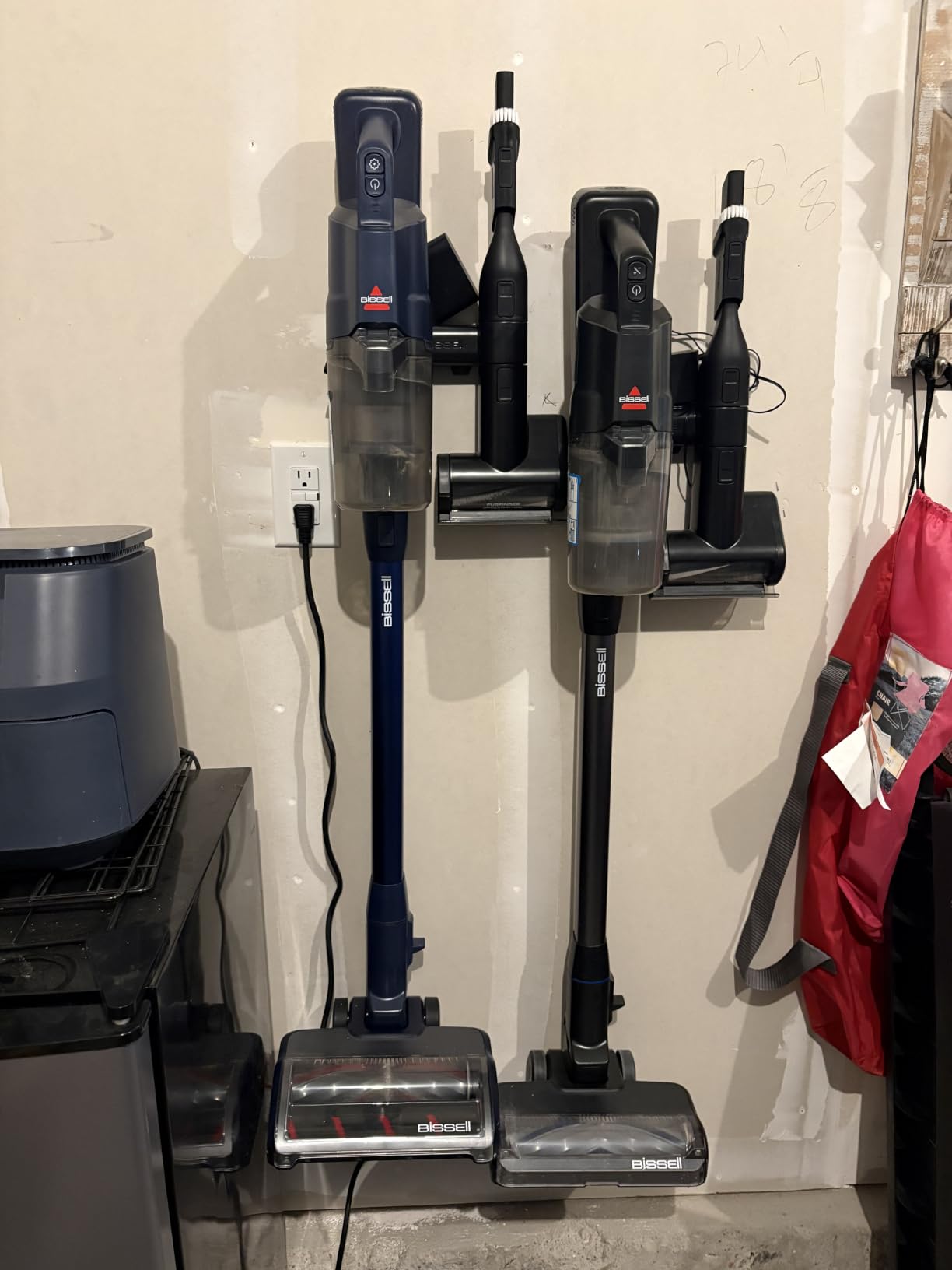 Bissell PowerClean FurGuard 280W Self-Standing Cordless Vacuum w/Self-Cleaning Brush Roll, Strong Suction, Removeable Battery, Wall Mount, Upholstery Tool & Bright Headlights customer photo 1