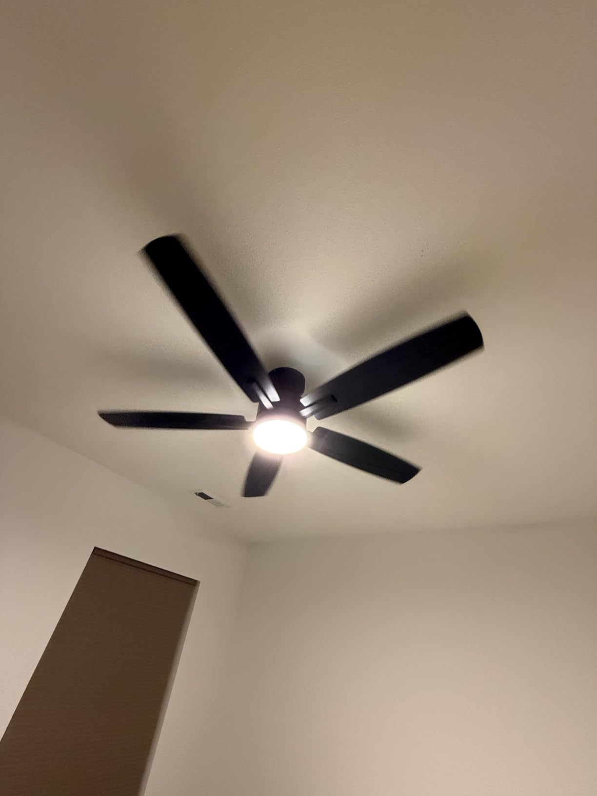 Ohniyou Ceiling Fans with Lights, 52'' Low Profile Ceiling Fan with Light and Remote/APP Control, Modern Flush Mount Ceiling Fan for Indoor Bedroom Living Room, Dimmable, Quiet DC Motor, Black customer photo 1