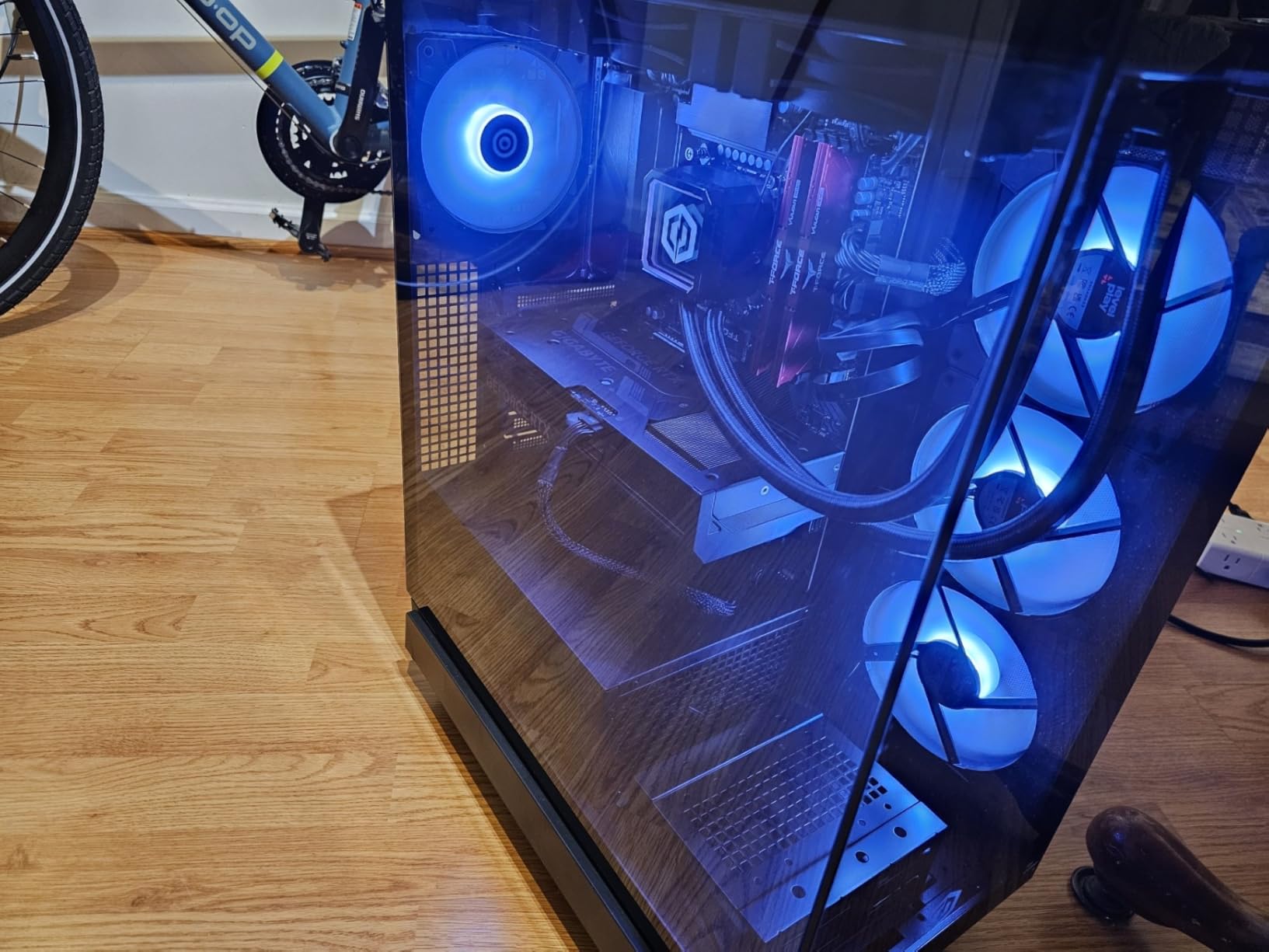 CyberPowerPC Gaming PC, AMD Ryzen 9 9900X, GeForce RTX 5070 12GB | Gamer Xtreme, 32GB DDR5, 1TB PCIe 4.0 SSD, WiFi Ready & Windows 11 Home (GXiVR8080A41) customer photo 1