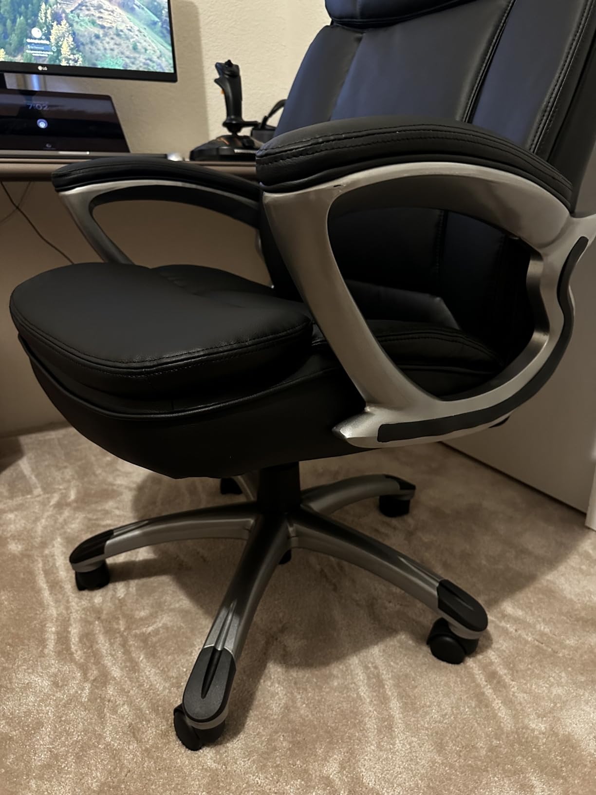 Serta Torrington Big & Tall Office Chair, with Flip-Up Padded Armrests, Ultra-Comfortable ComfortCoils Seat Cushion Technology, Modern Executive Premium PU Desk Chair, Black customer photo 1