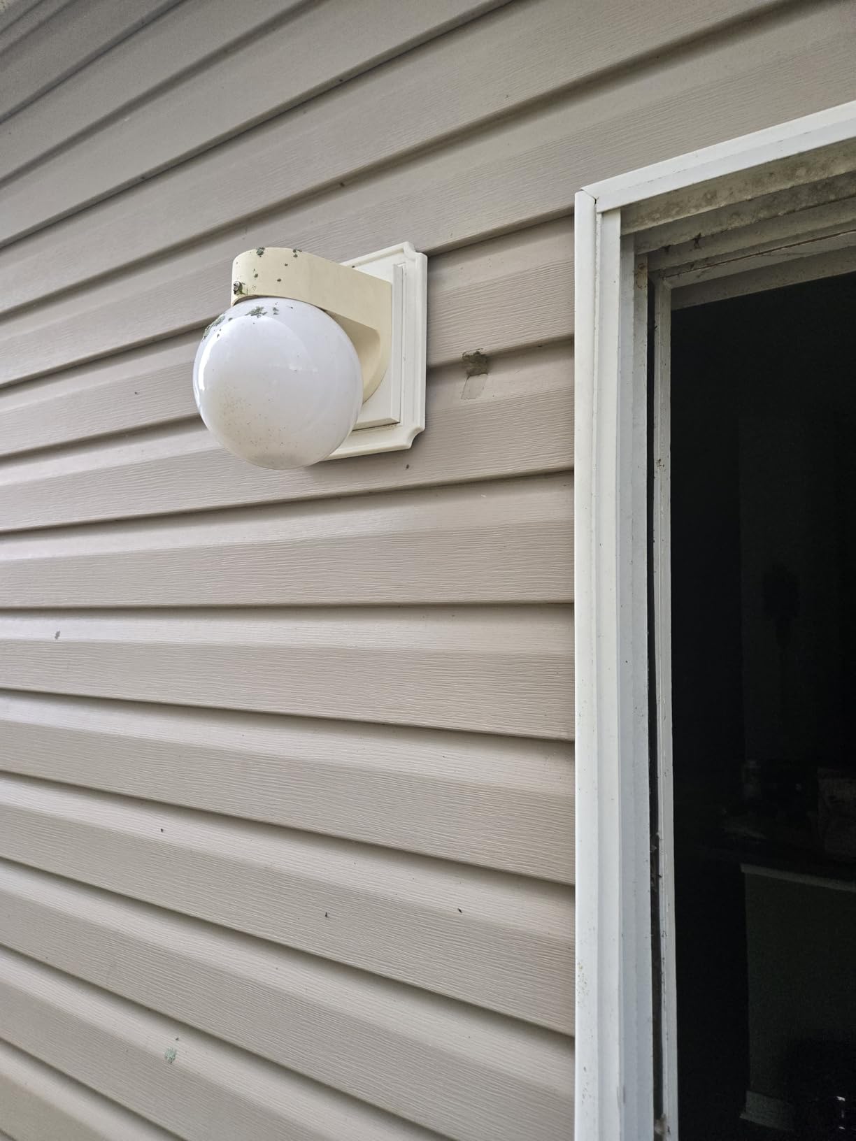 Ring Floodlight Cam Pro, Wired (newest model), Retinal 4K with wide-angle video, 10x Enhanced Zoom, and 2000 Lumen Floodlights customer photo 1