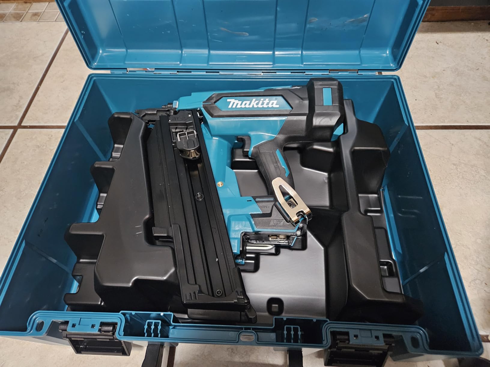 Makita XNB03Z 18V LXT® Lithium-Ion Cordless 21º Full Round Head 3-1/2
