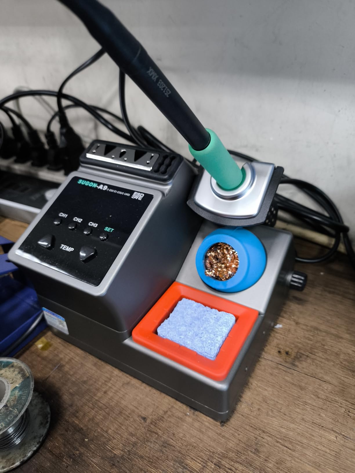 SUGON A9 210/245/115 Precision Soldering Stations, 120W Digital Soldering Iron Kit, with 210/245/115 Soldering Iron Tips and 3 Helping Hands, 212℉-842℉, ℃/℉, 3 Temperature Storage, Sleep mode customer photo 1