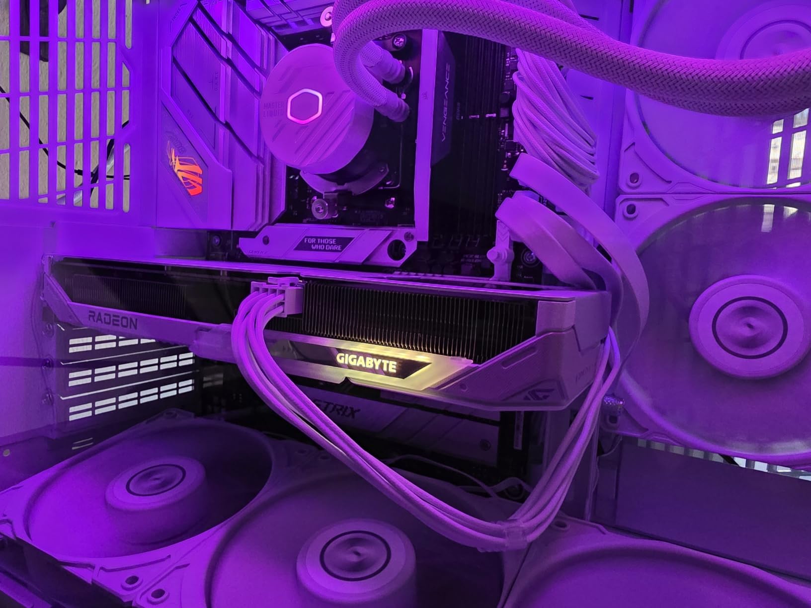 GIGABYTE Radeon RX 9060 XT Gaming OC ICE 16G Graphics Card (16GB GDDR6, 128-bit, PCIe 5.0, HDMI/DP 2.1, 2 Slot, Hawk Fan, Server-Grade Thermal Gel, Reinforced Structure) customer photo 2