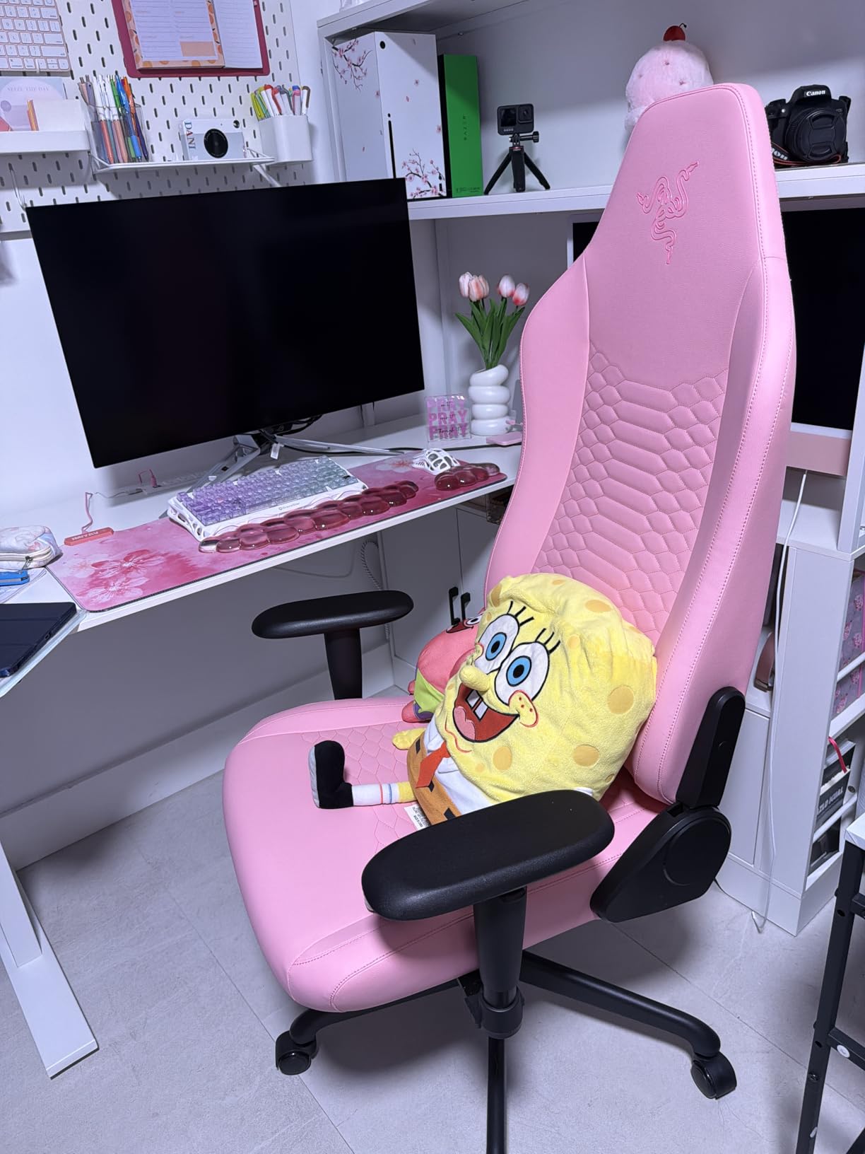 Razer Iskur V2 X NewGen Ergonomic Gaming Chair -- Built-in Lumbar Support, Cooltouch Gen-2 EPU Leather, Ultra-Wide Seat Base, Adjustable 152 Degree Recline, Foam Cushions -- Black/Green customer photo 2