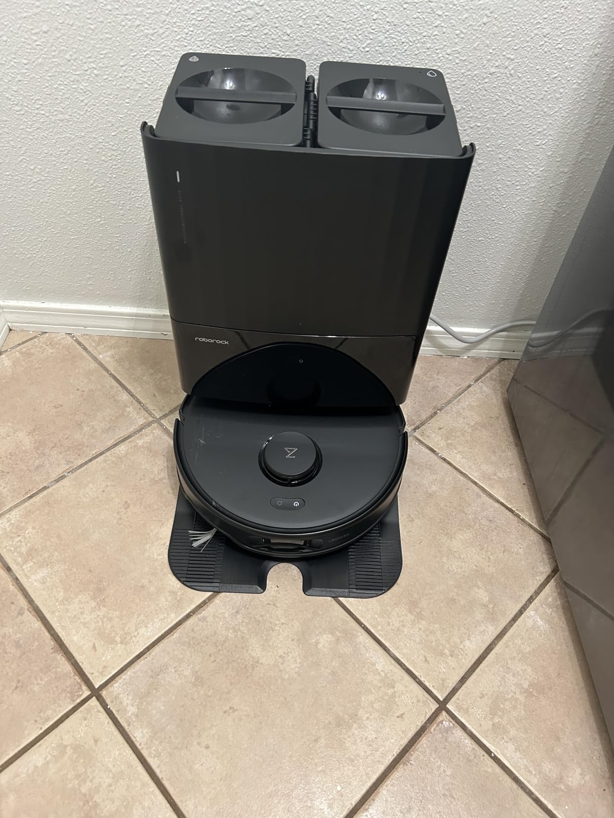 roborock Qrevo Edge 2 Robot Vacuum and Mop, 25,000Pa, 3.14'' Ultra-Slim | Zero-Tangle, AI Object Recognition, 176°F Hot Water Mop Washing & Auto-Drying, Carpet & Pet Hair, FlexiArm Edge Cleaning customer photo 1