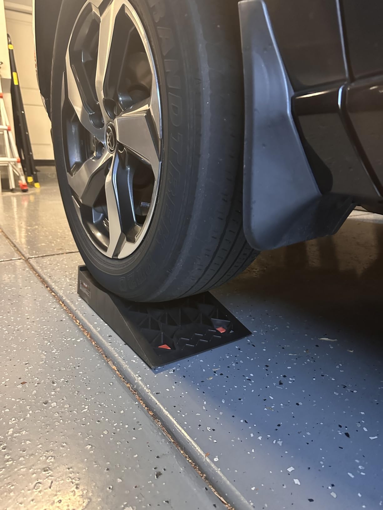 Heavy-Duty Vehicle Service Ramps - 1 Pair Professional Auto Maintenance Lifts for Trucks & SUVs, High-Lift Tire Ramps for Underbody Oil Change, Integrated Support for Jack Stands customer photo 2