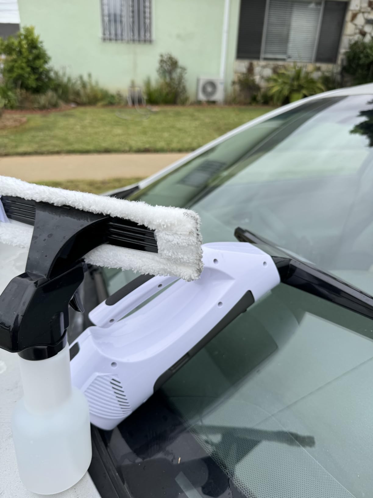 Window Vacuum Squeegee Cordless, 2000Pa Electric Rechargeable Window Cleaner with 200ml Water Tank, Cleaning Kit with Spray Bottle & Microfiber Pad for Glass, Mirror, Shower Door, Car Windshield customer photo 1