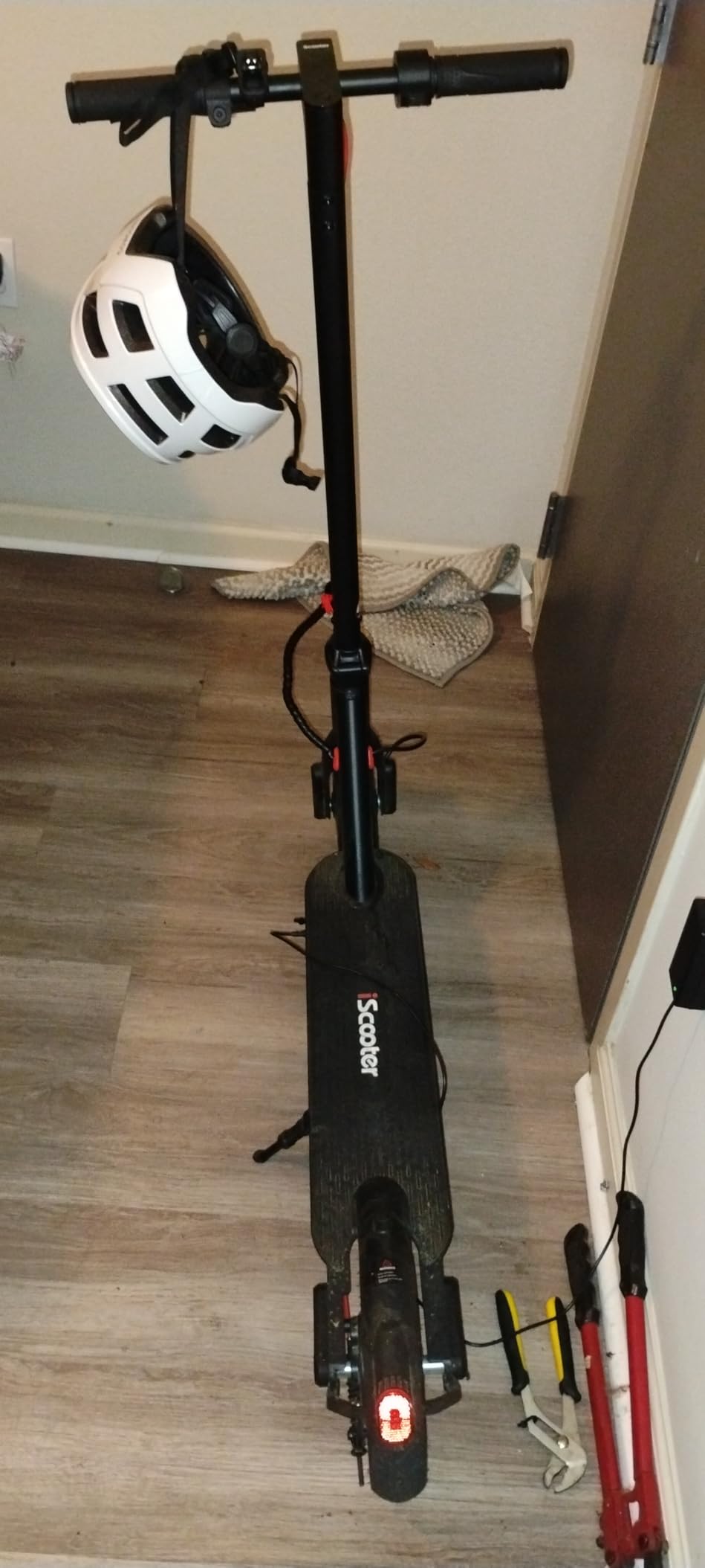 iScooter Electric Scooter Adults, 18/15/12 Miles Long Range, 22/19/18 Mph Top Speed, Commuting Electric Scooter with Cruise Control, Double Braking Systems Escooter for Adults and Teens customer photo 2