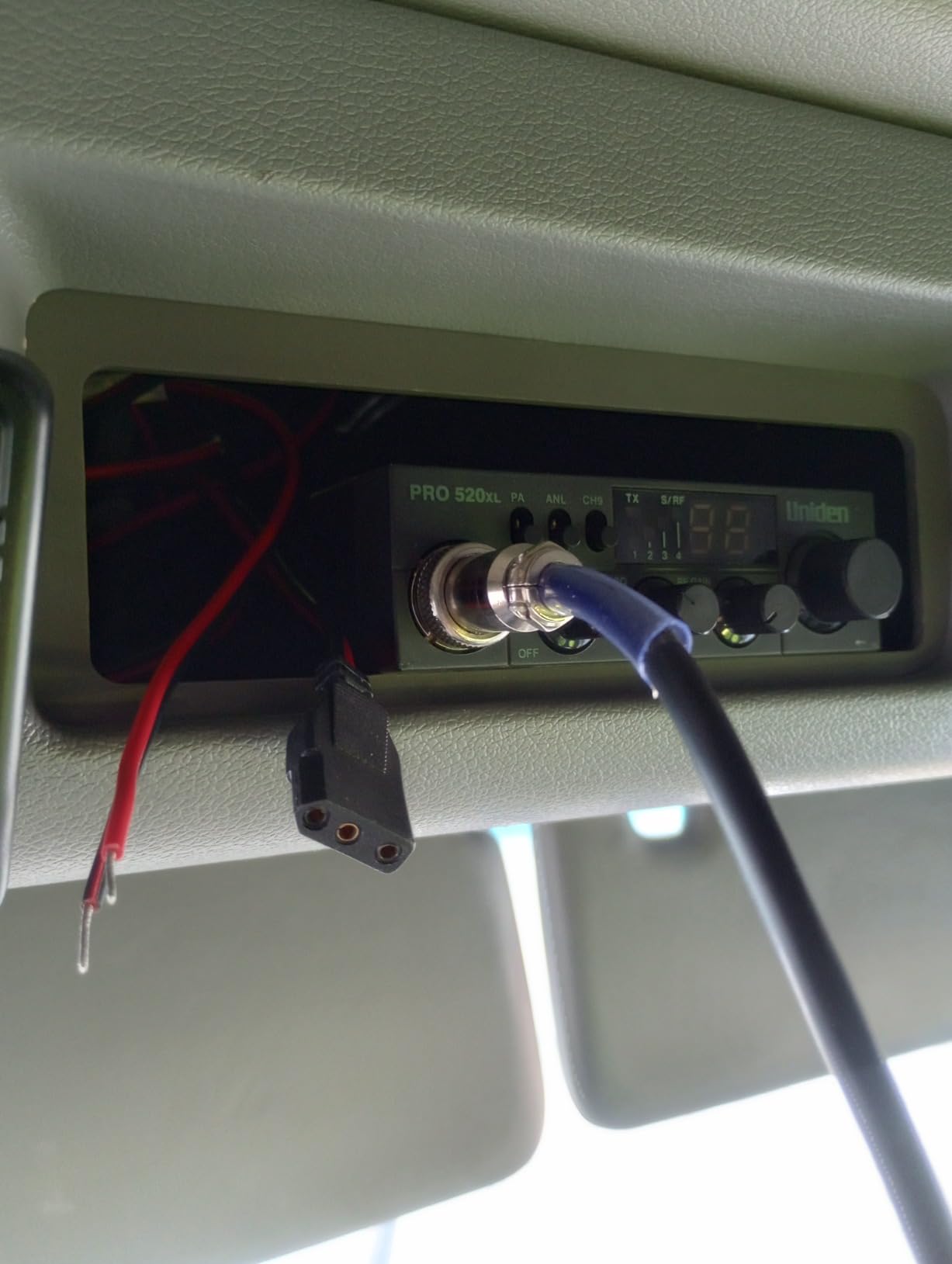Uniden PRO520XL Pro Series 40-Channel CB Radio, Compact Design, ANL Switch and PA/CB Switch, 7 Watts of Audio Output and Instant Emergency Channel 9 - Black customer photo 2
