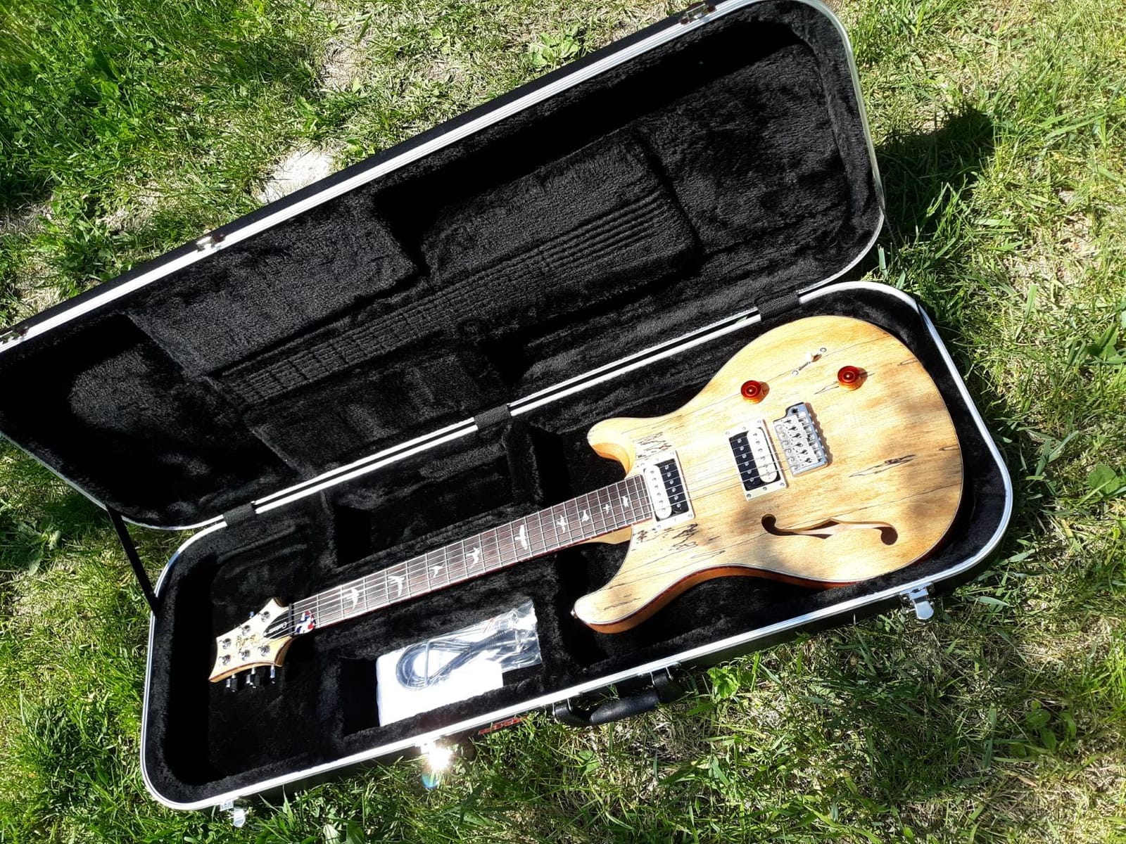SKB Hardshell Rectangular Travel Case for Electric Guitars with Molded In Bumpers for Protection, Plush Lined Interior and Latches, Black customer photo 2