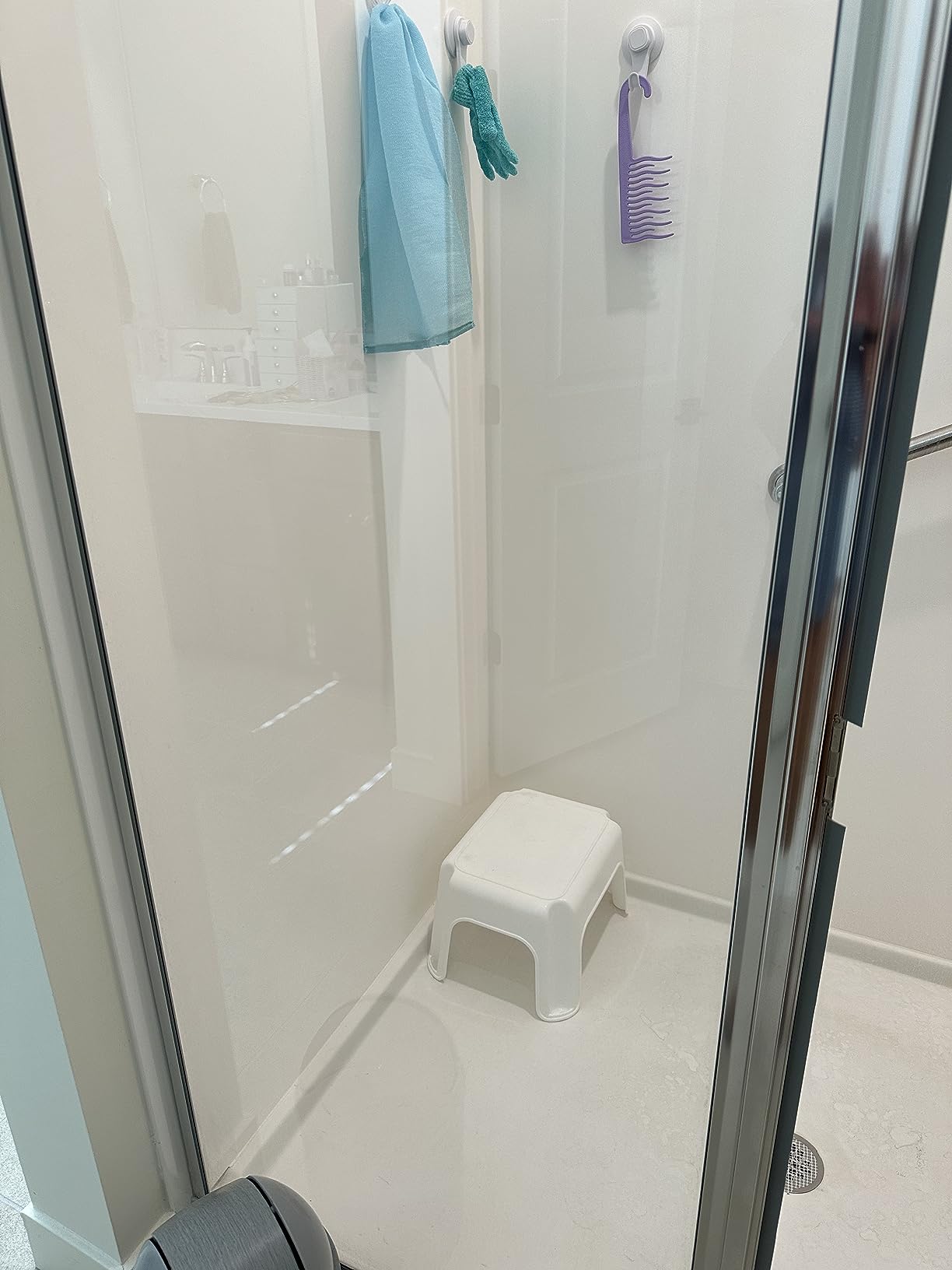 Rubbermaid Roughneck Step-Stool Bisque Lightweight Holds up to 300 pounds Ideal for Kitchen-Bath Skid-Resistant customer photo 1