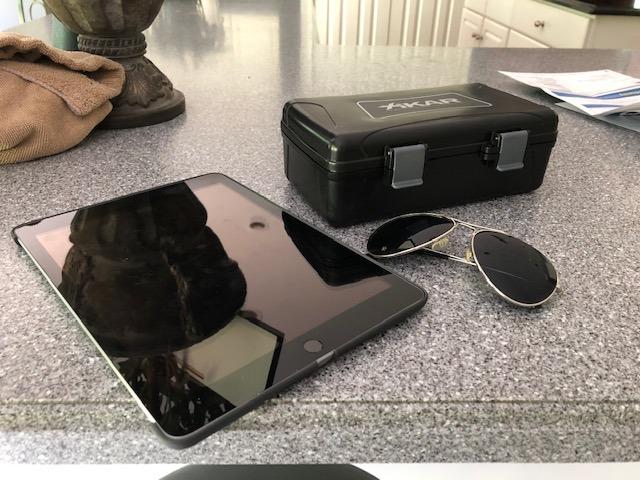 Xikar Cigar Travel Carrying Case, Holds Up to 10 Cigars, Made of ABS Molded Plastic, Includes 1 Humidifier, Watertight, Crushproof, Airtight, Black customer photo 1