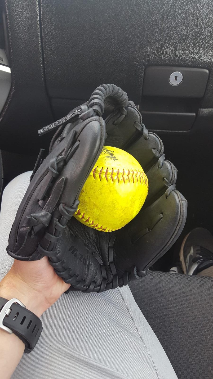 Mizuno GXT-2A Classic Pro Training Glove (9.00-Inch, Right Handed Throw) customer photo 1