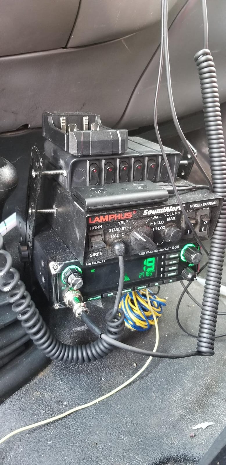 Uniden BEARCAT 880 CB Radio with 40 Channels and Large Easy-to-Read 7-Color LCD Display with Backlighting, Backlit Control Knobs/Buttons, NOAA Weather Alert, PA/CB Switch, and Wireless Mic Compatible customer photo 2