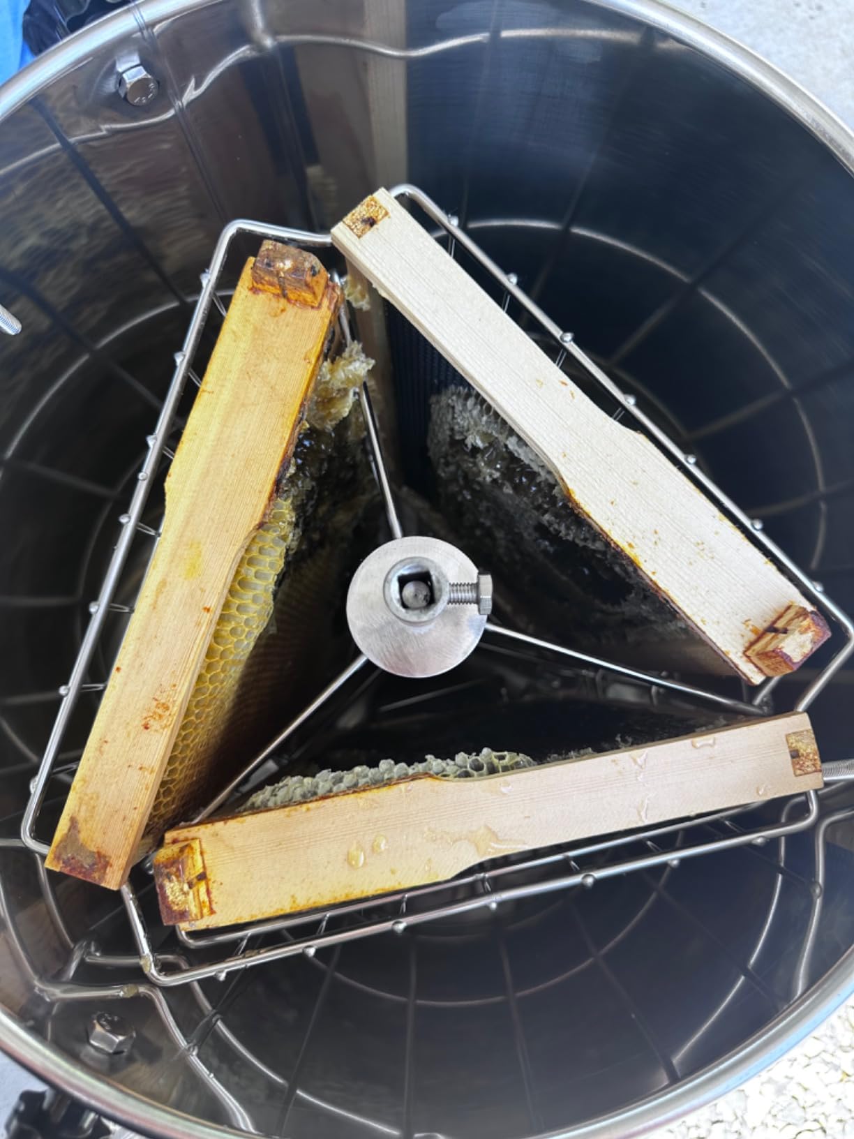 VIVO Honey Extractor 2 Frame Rack, Food Grade Stainless Steel Honey Processing Equipment, Manual Crank Honeycomb Drum Spinner with Transparent Lid, BEE-V002 customer photo 1