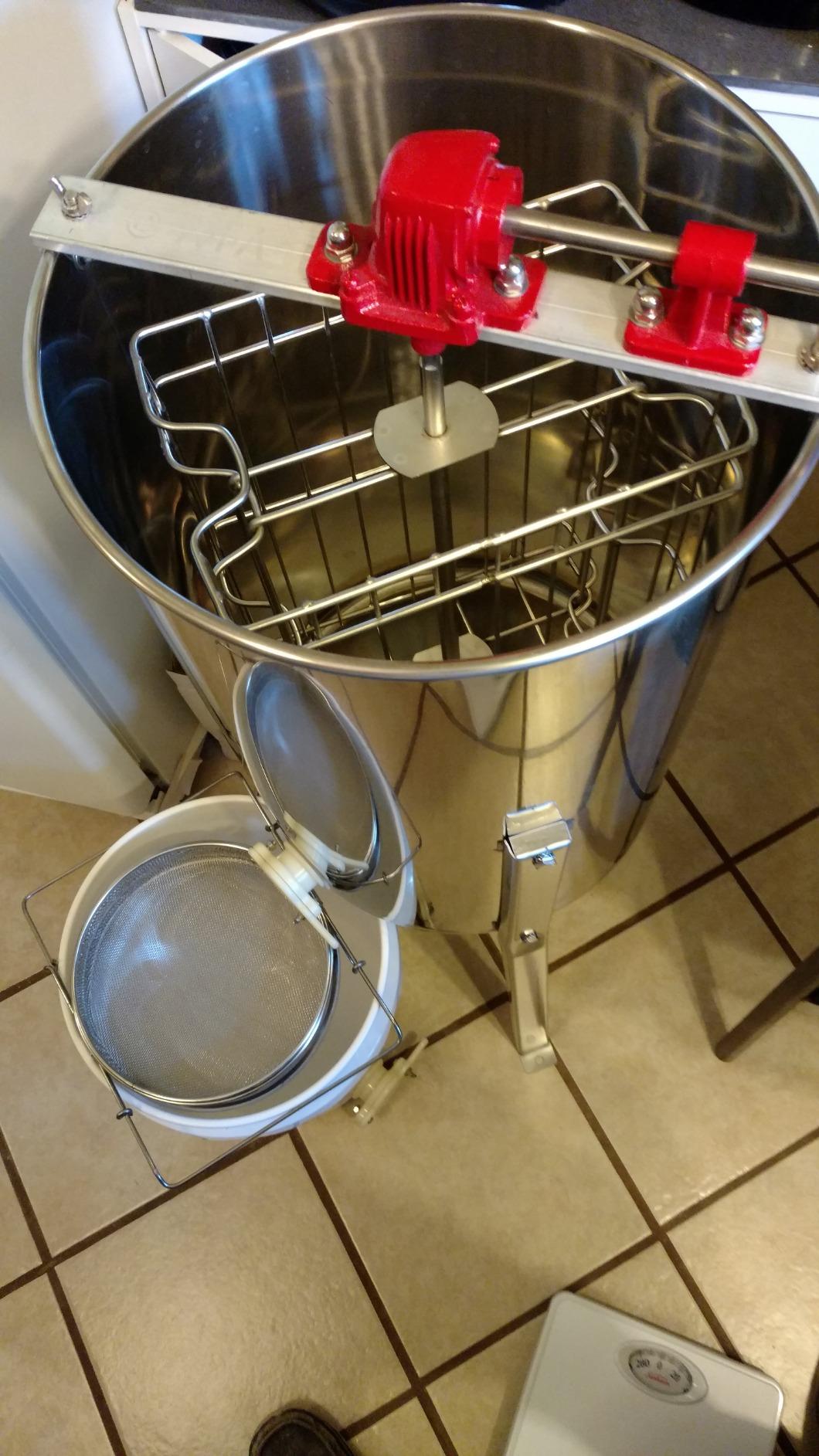 VIVO Honey Extractor 2 Frame Rack, Food Grade Stainless Steel Honey Processing Equipment, Manual Crank Honeycomb Drum Spinner with Transparent Lid, BEE-V002 customer photo 2