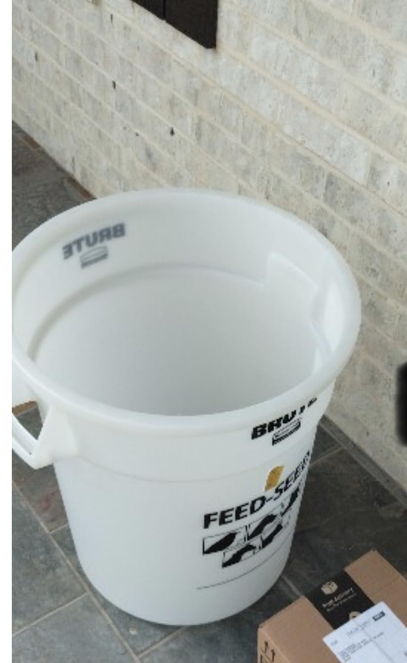 Rubbermaid Commercial Products BRUTE Container with Lid 20 Gal Feed/Seed White, for Bird/Animal/Pet Food customer photo 2