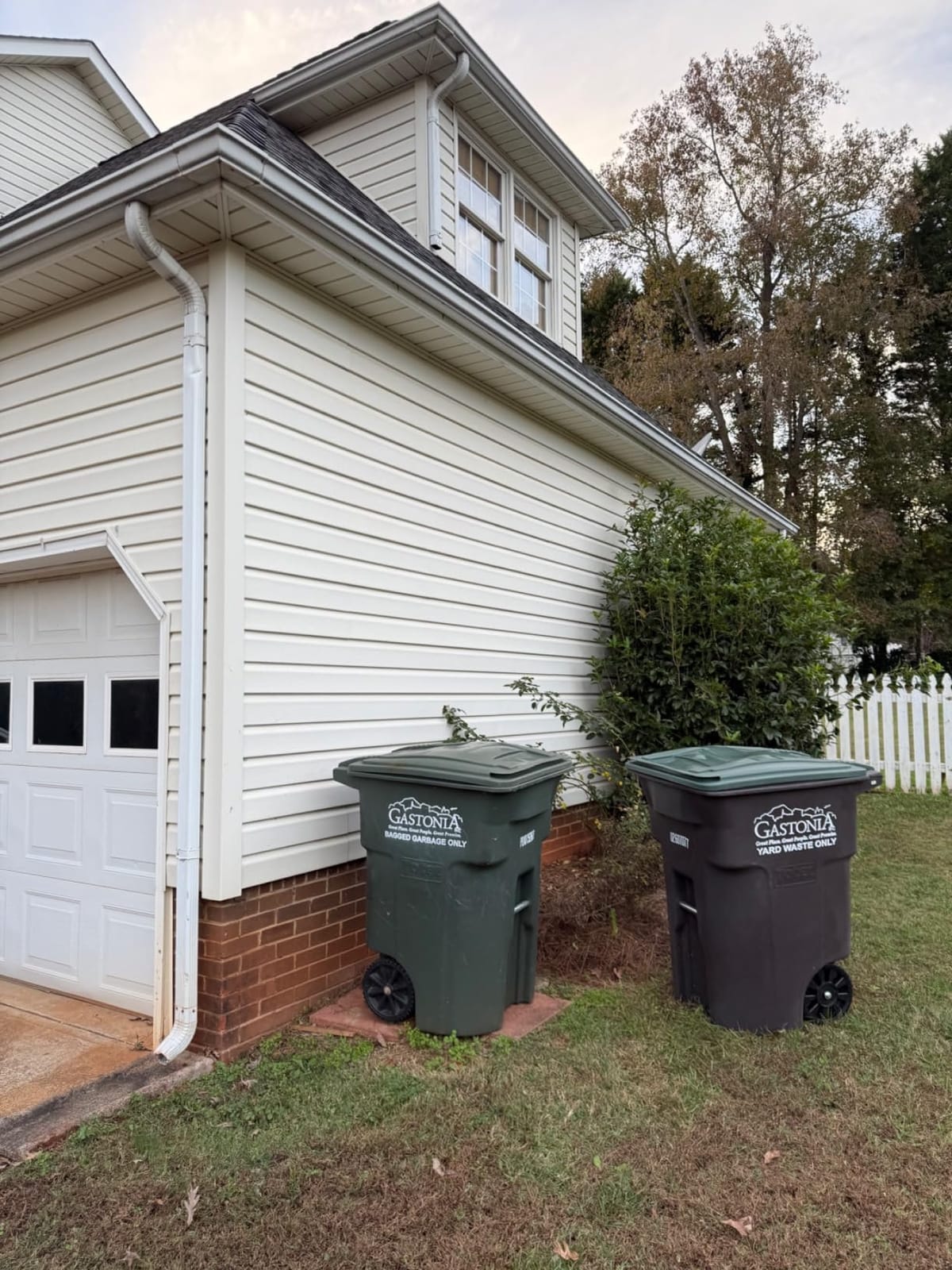 WamBam Sturbridge Yard or Pool Fence, White Vinyl No Dig DIY Kit | 4ftH x 6ftW, 1 Panel + 1 Post, BL19103 customer photo 1